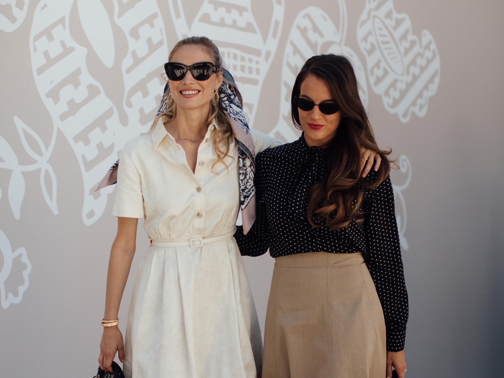 Zwei Frauen in Paris Streetstyle