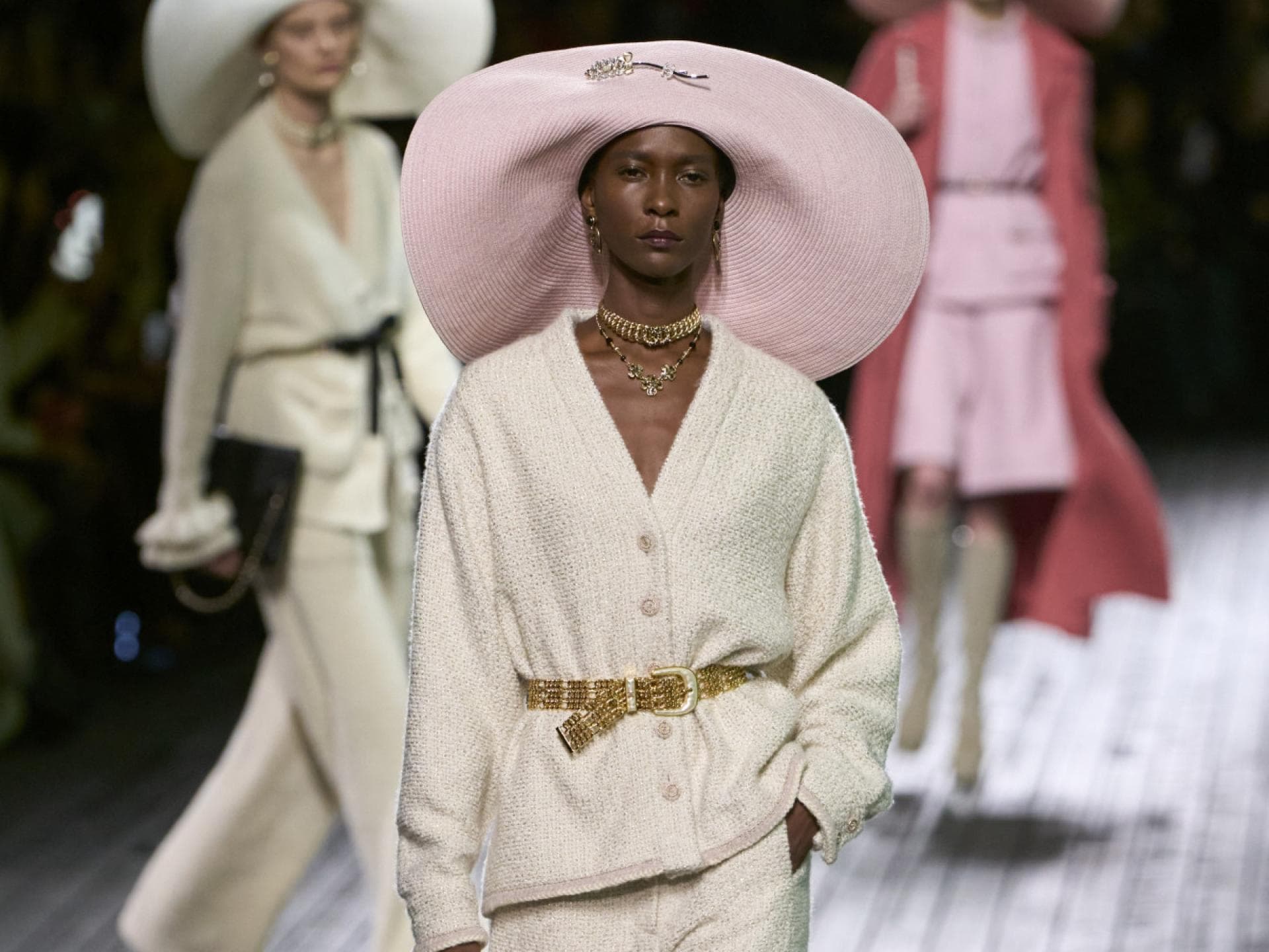 Chanel-Model trägt pinken Hut Chanel-Model trägt pinken Hut