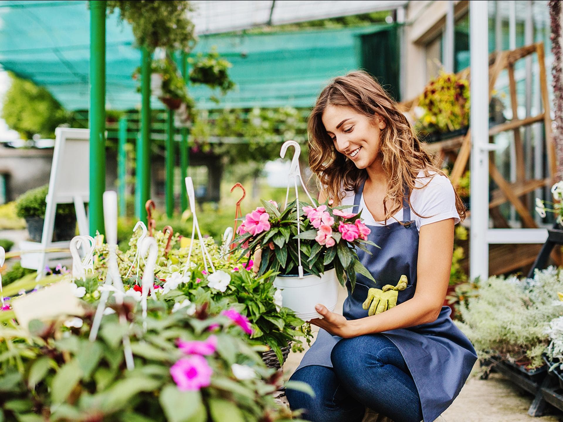 Frau im Gartencenter