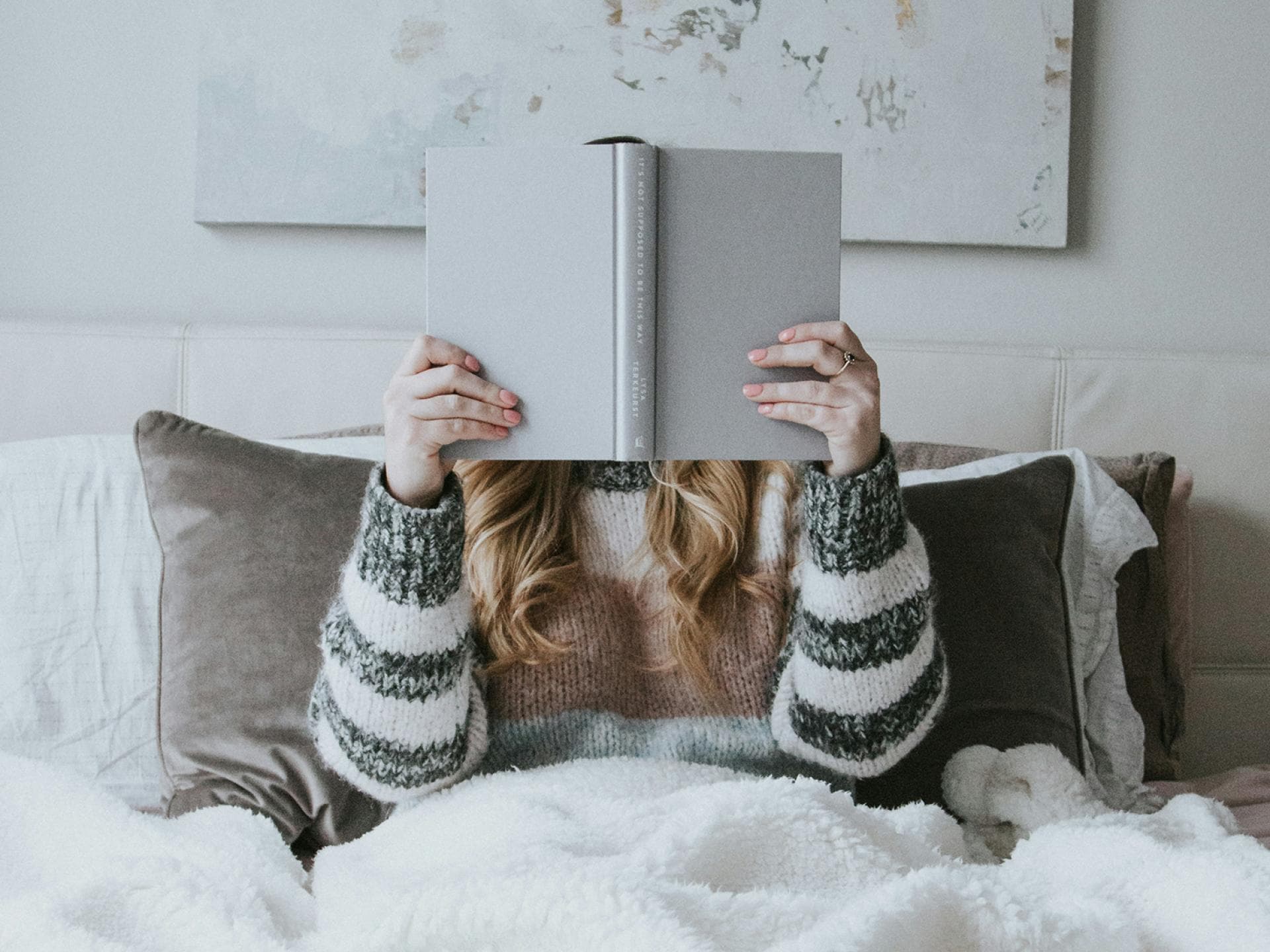 Frau mit Buch im Bett Frau mit Buch im Bett