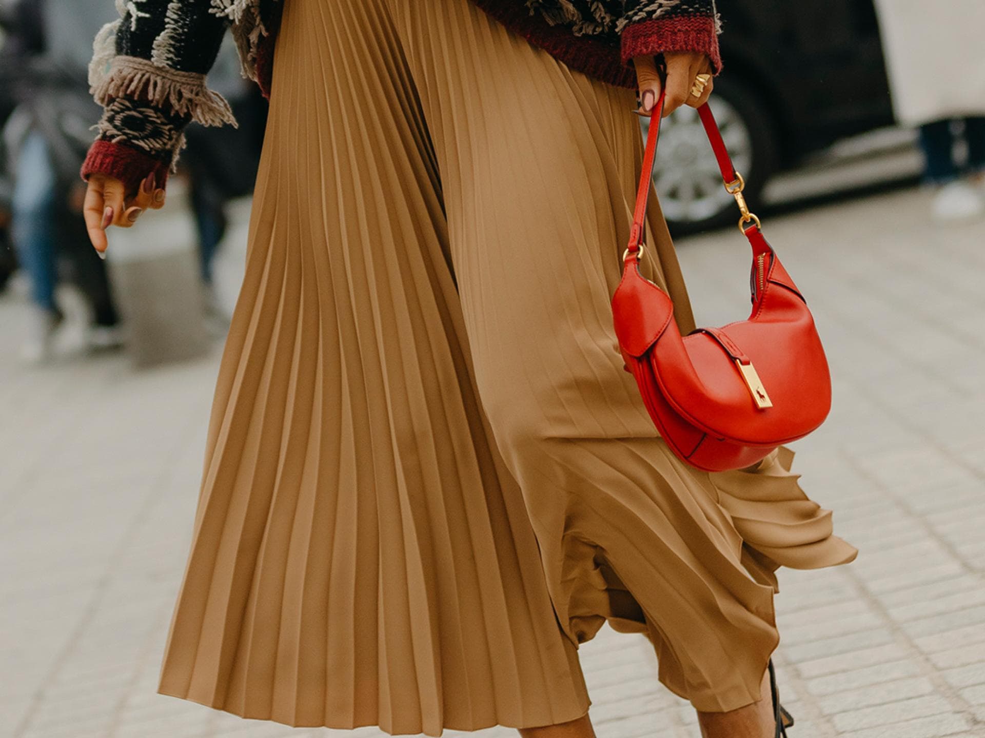 Frau mit roter Tasche in Paris