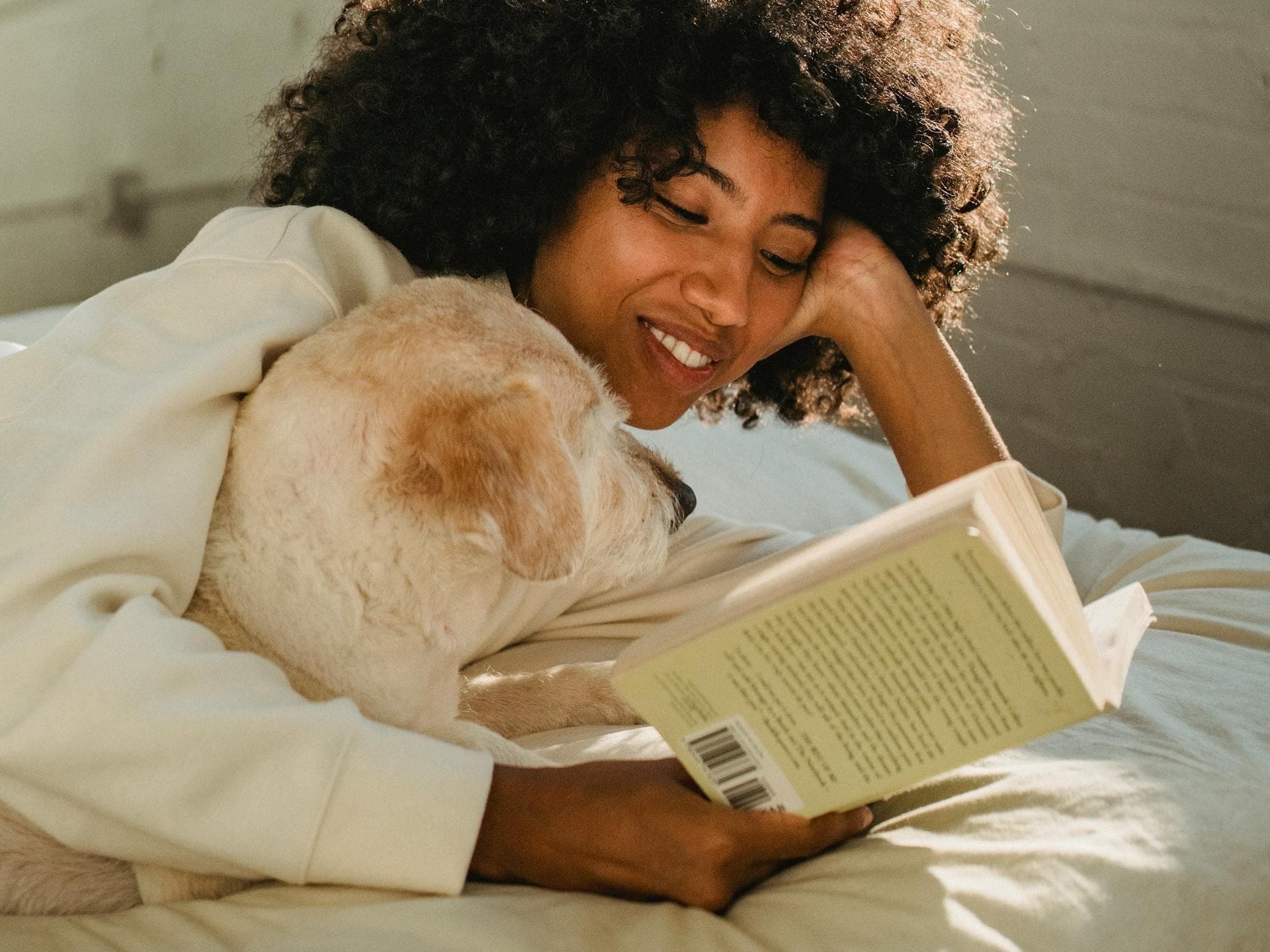 Frau liest Buch Frau mit Hund und Buch