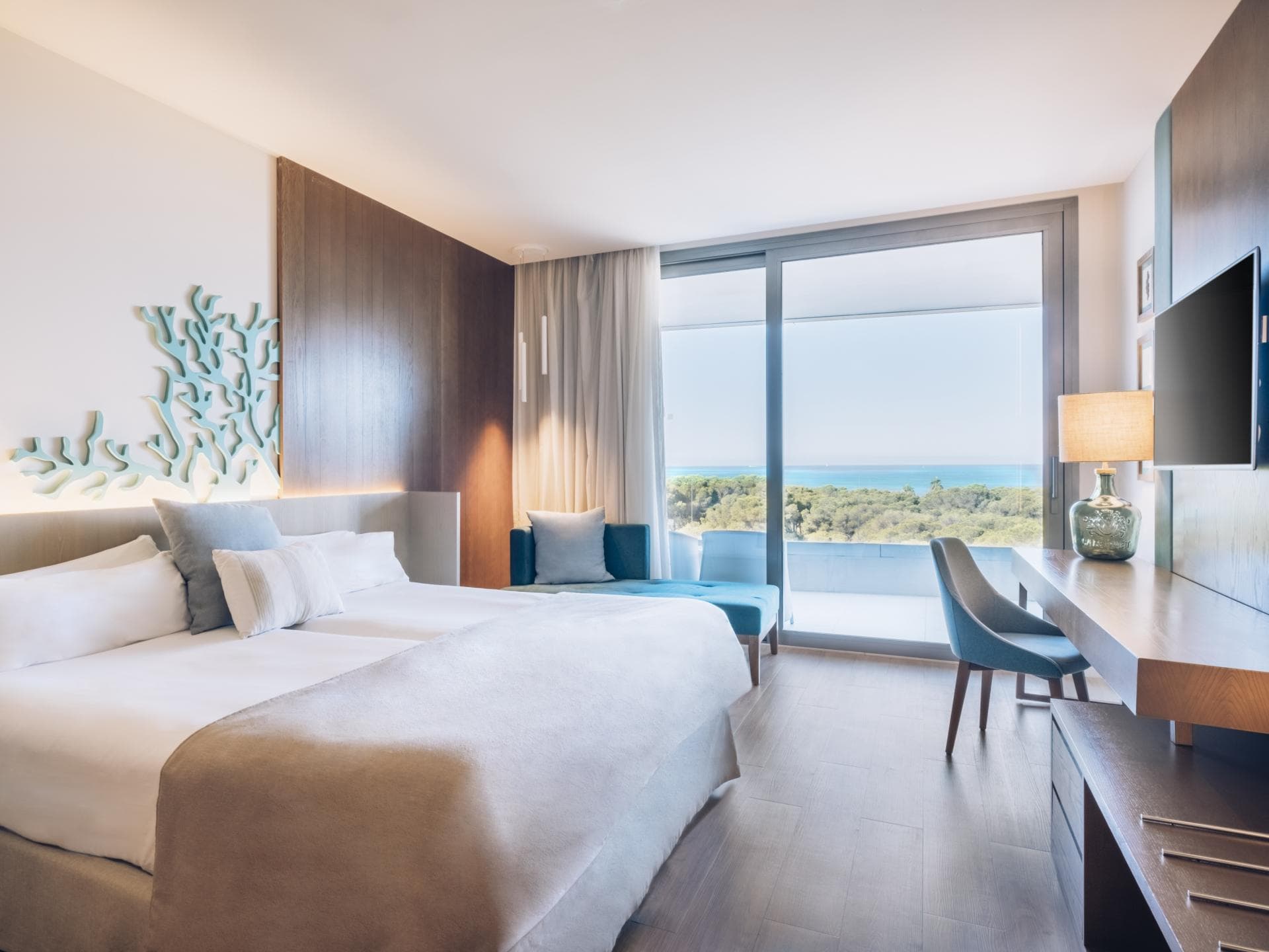 Entspannung meets Traumblick: Ein Zimmer im Iberostar Selection Llaut Palma. Entspannung meets Traumblick: Ein Zimmer im Iberostar Selection Llaut Palma.