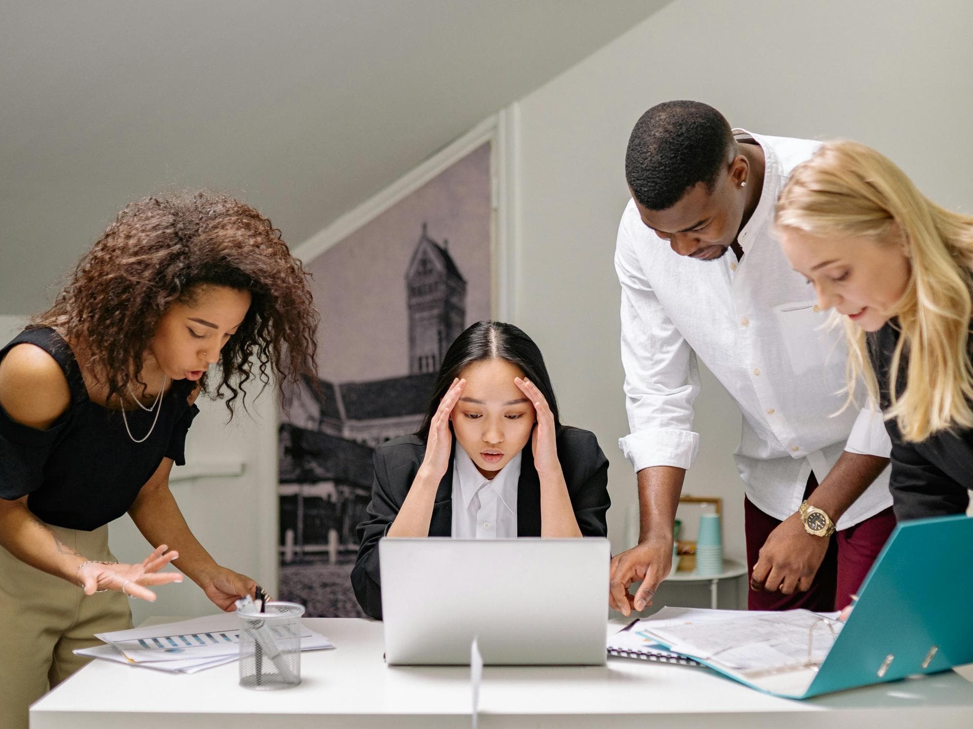 Gruppe von Menschen am Arbeitsplatz