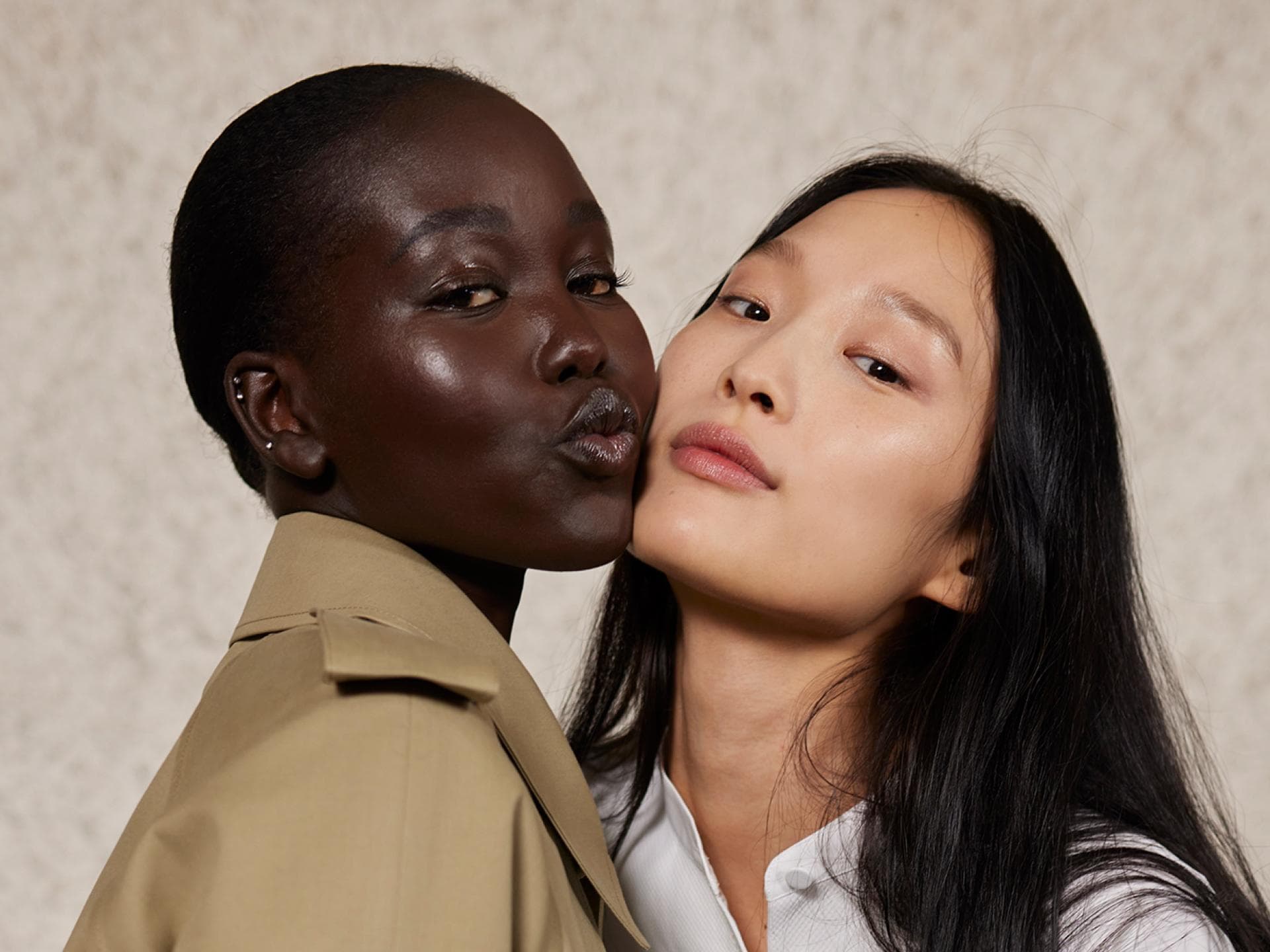 Zwei Models Backstage bei Fashion Show