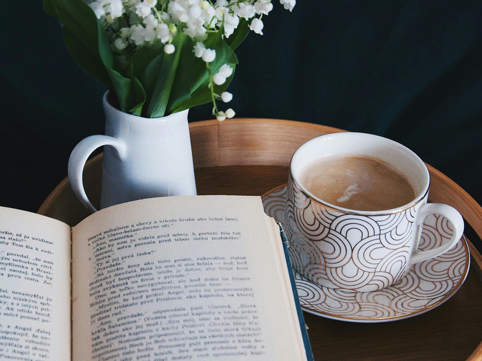 Buch und eine Tasse Kaffee