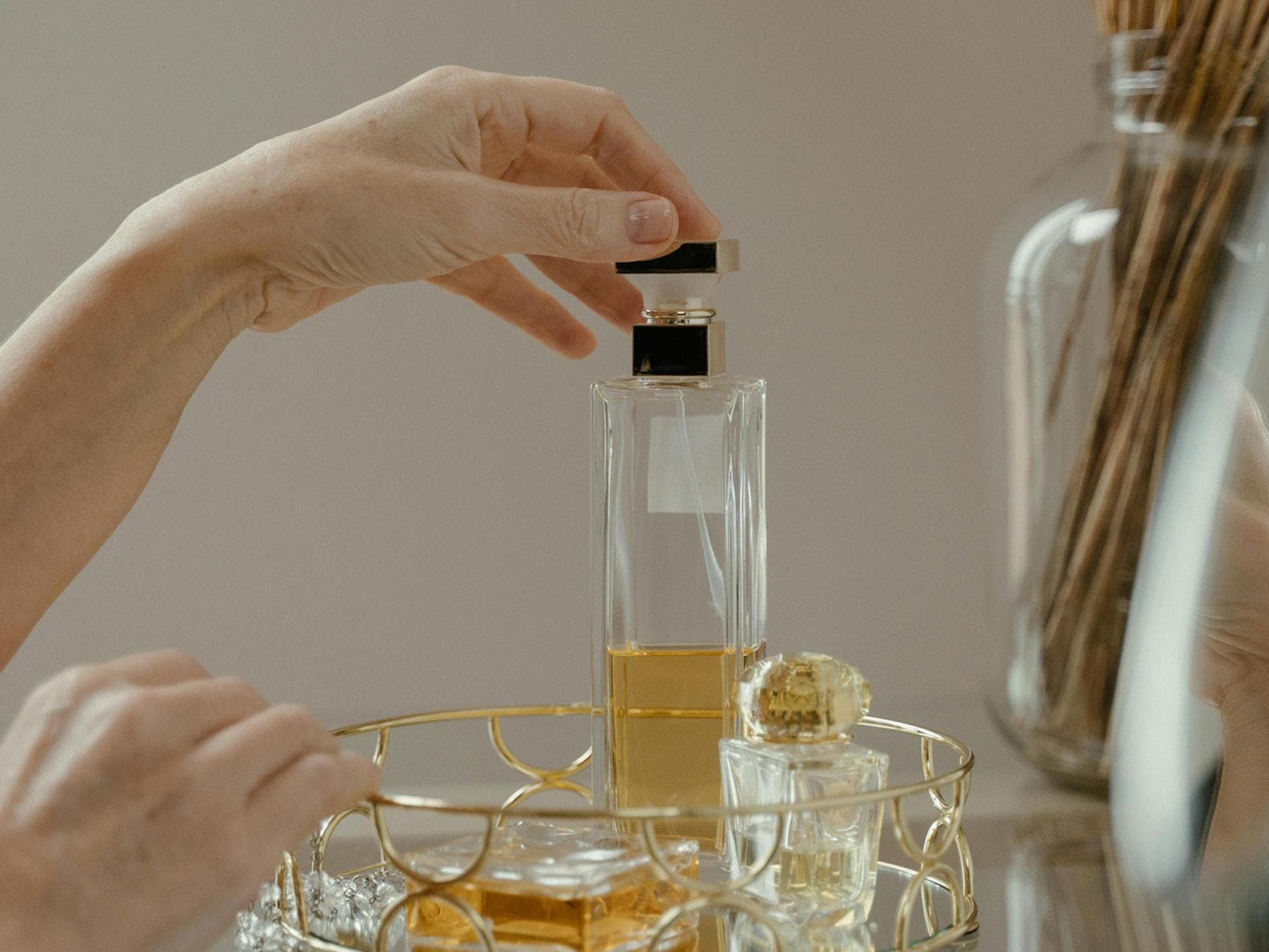 Frau greift zu einem Parfum