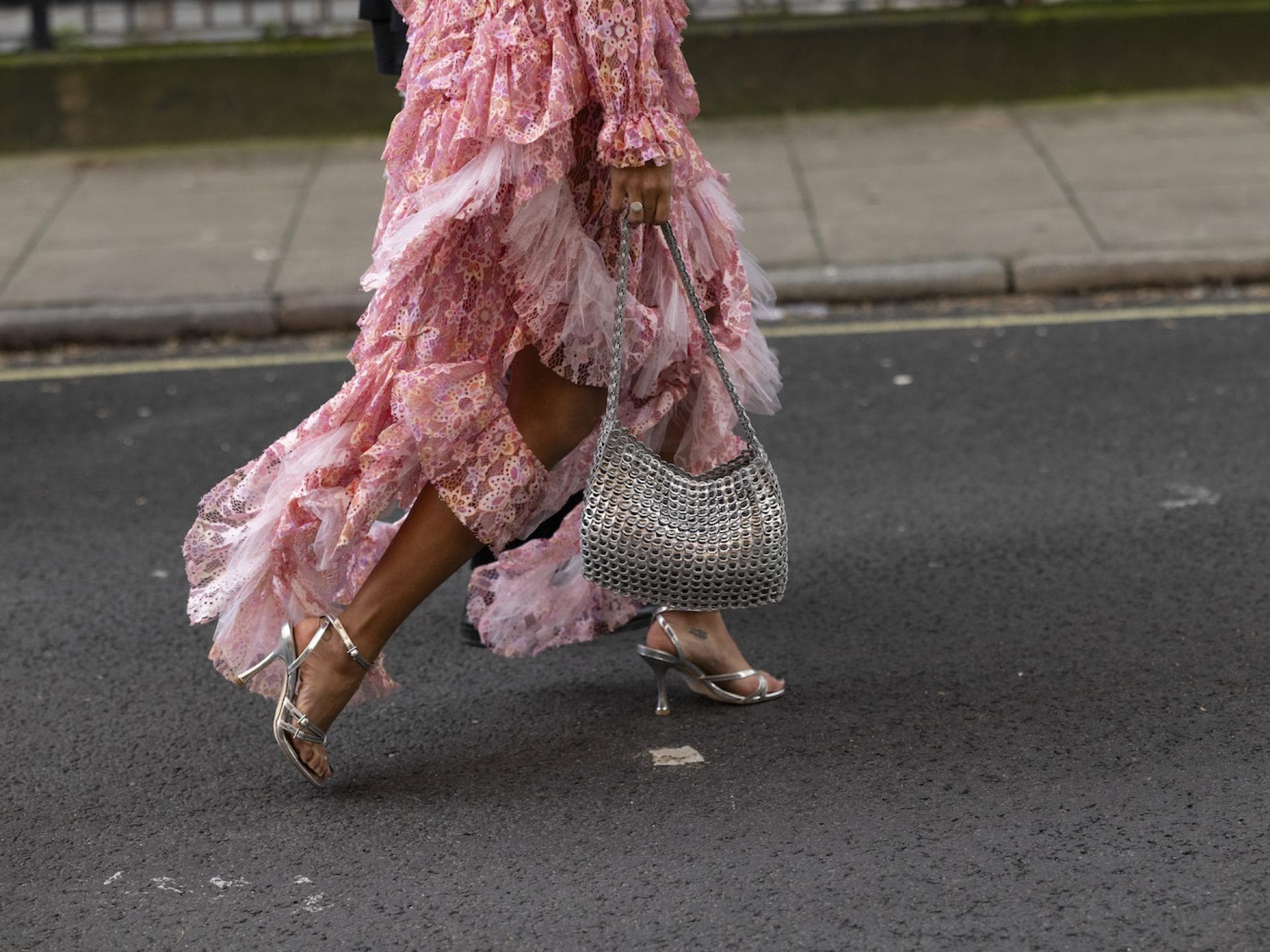 Frau in Hochzeitsgast-Look Frau in Hochzeitsgast-Look
