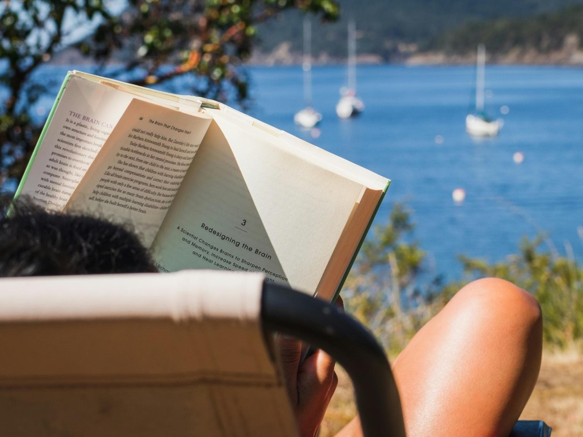 Frau mit Buch am Meer