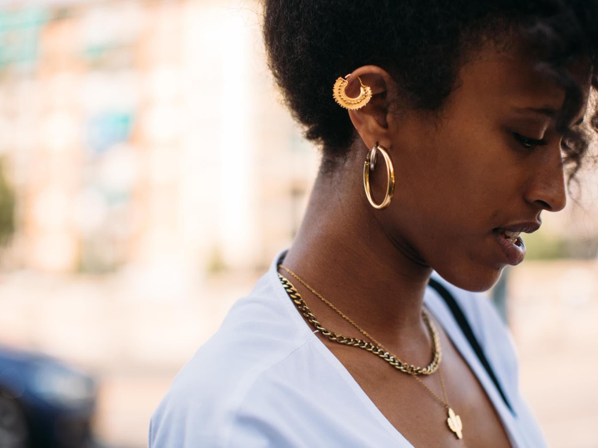 Diese Schmuckstücke lassen jeden Look noch luxuriöser aussehen Frau mit goldenem Schmuck