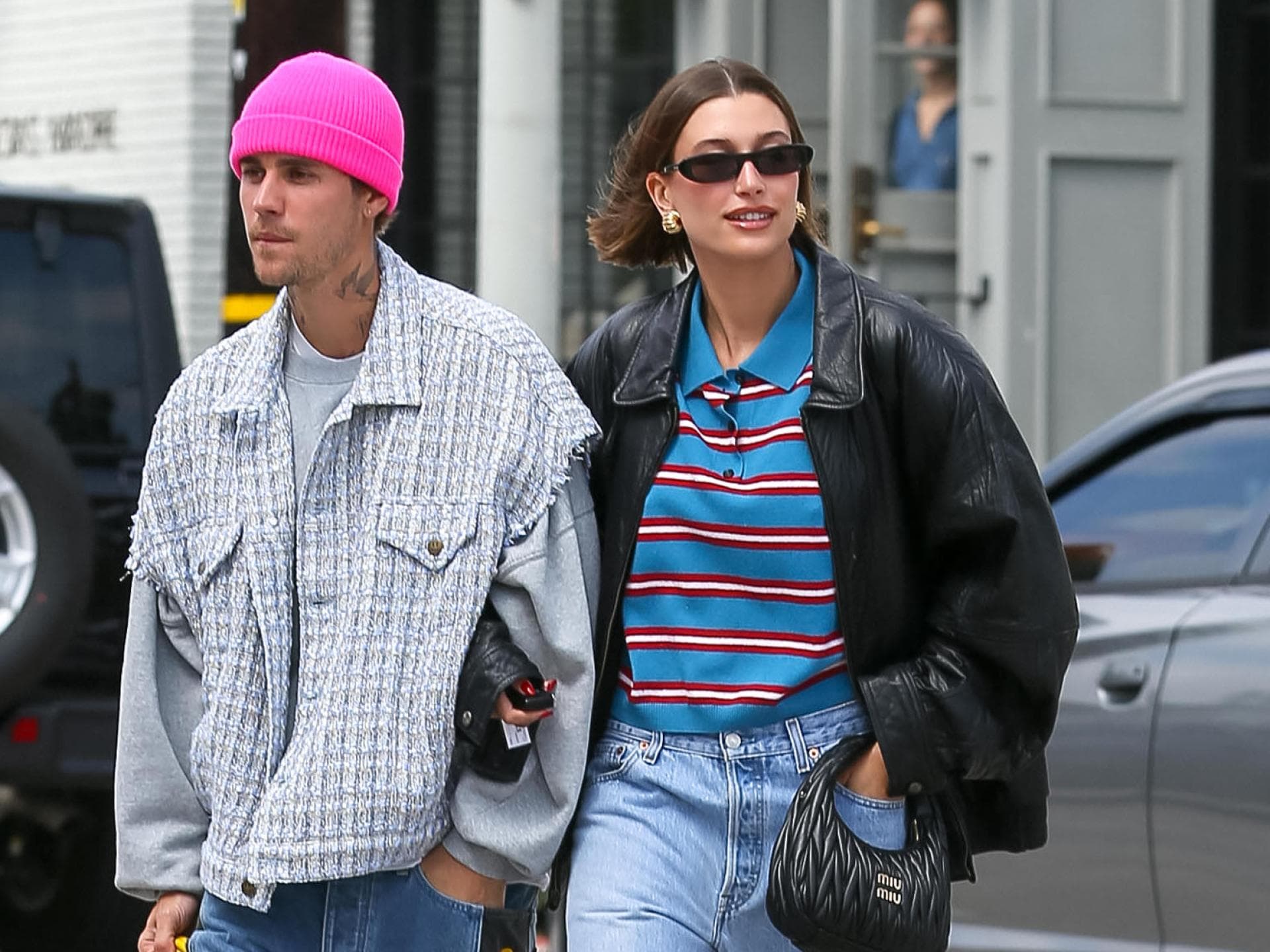 Hailey Bieber trägt Poloshirt