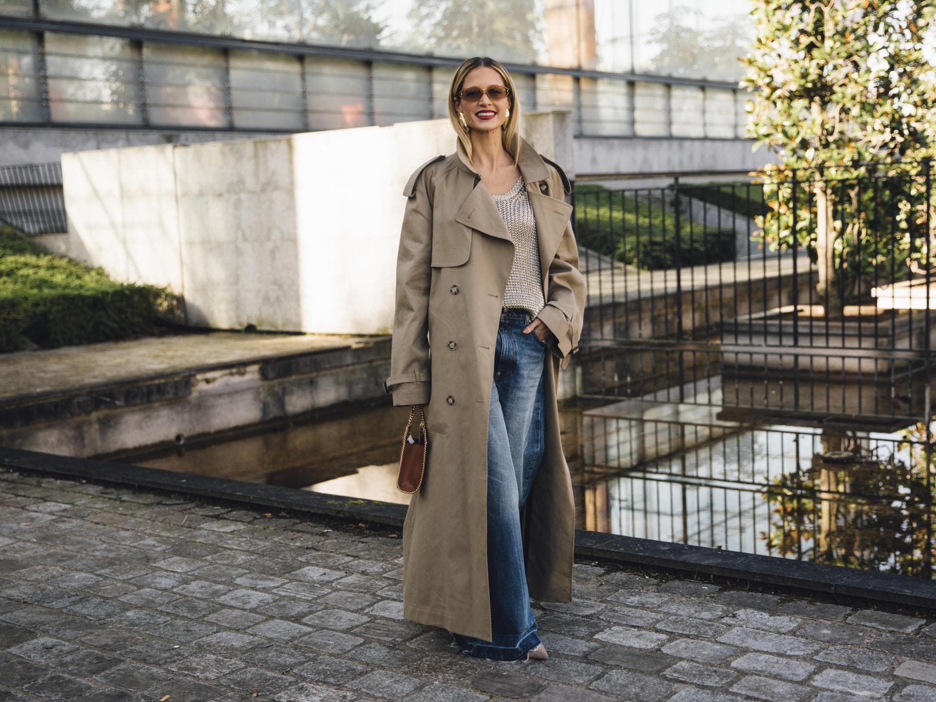 Helena Bordon in einem Trenchcoat