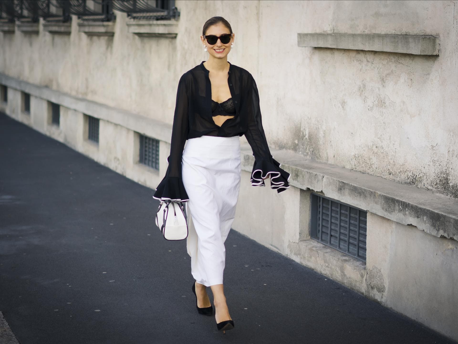 Kontrast-Core ist der edelste Modetrend im Sommer 2024 Frau trägt weißen Rock und schwarze Bluse