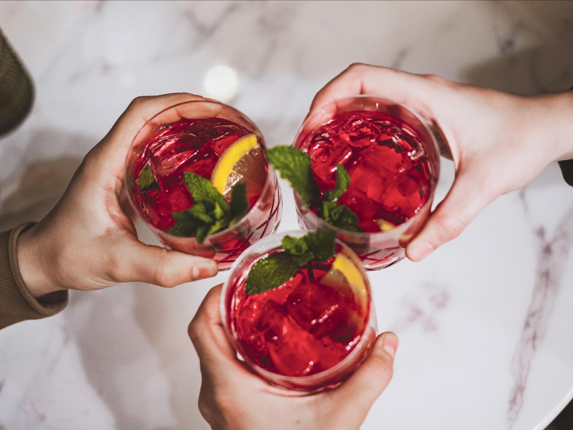Martini Pomegranate Rezept Freundesgruppe stößt mit roten Cocktails an