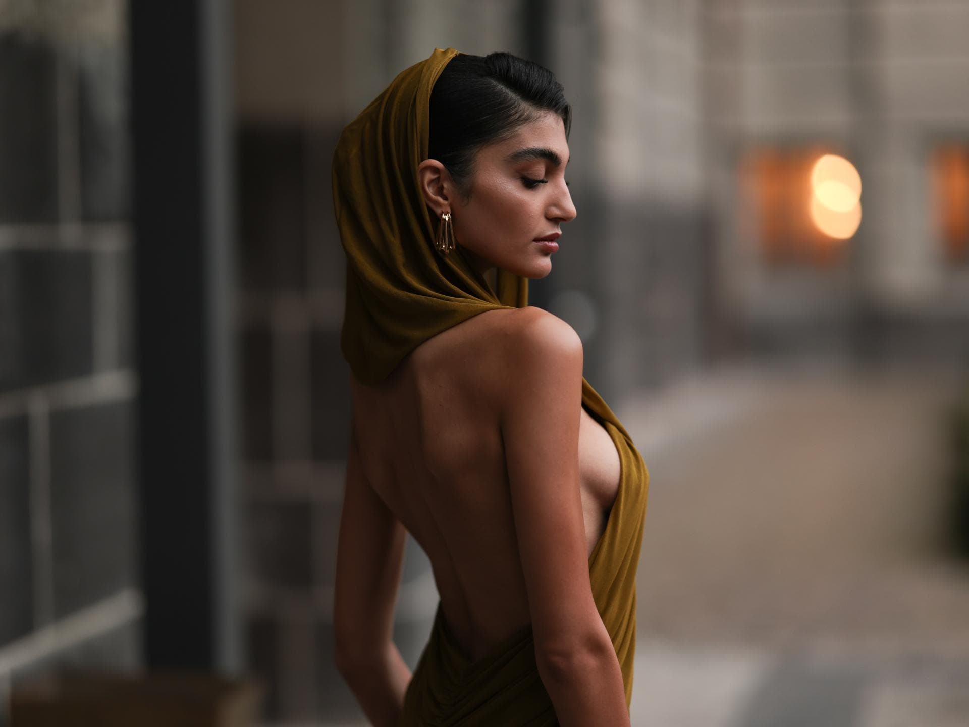 Soulin Omar in einem Kleid