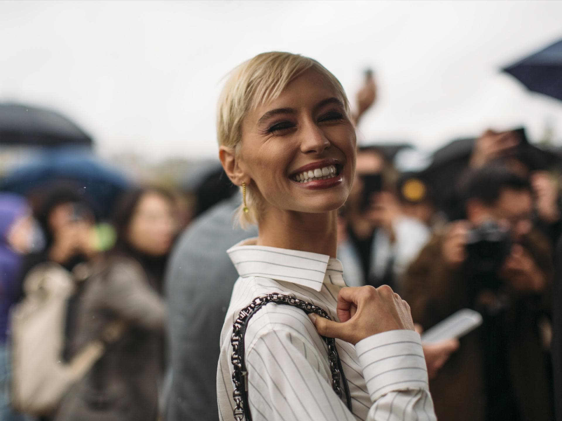 Lachende Frau auf der Fashion Week