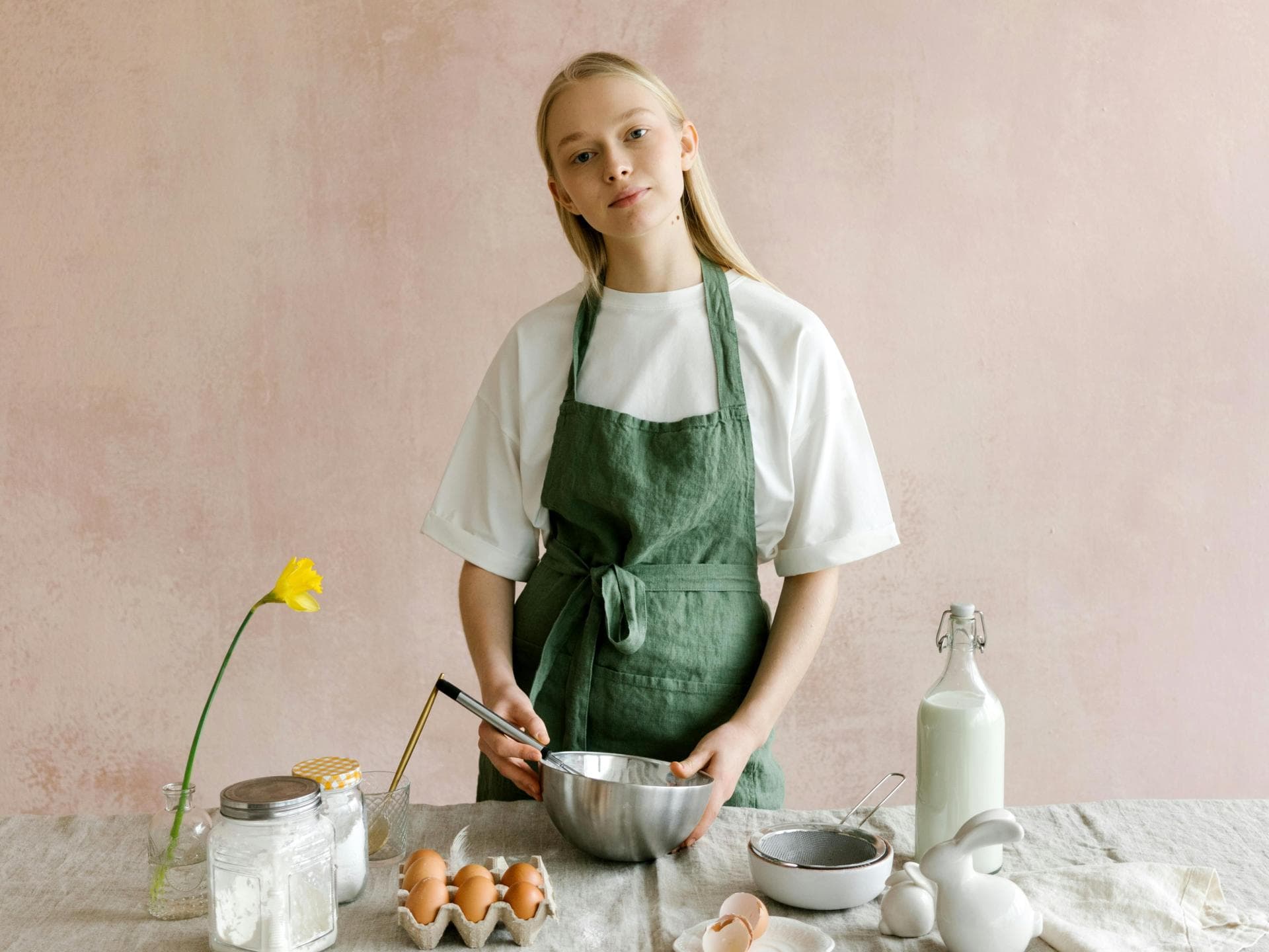 Frau mit grüner Schürze backt Kuchen Frau mit grüner Schürze backt Kuchen
