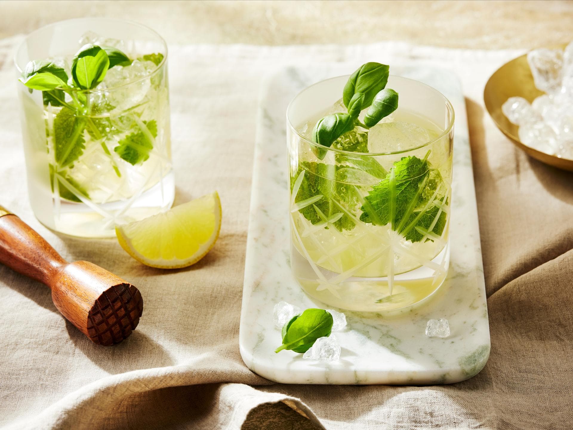 Virgin Basil Smash mit dem Wasser Volvic Vitamin+