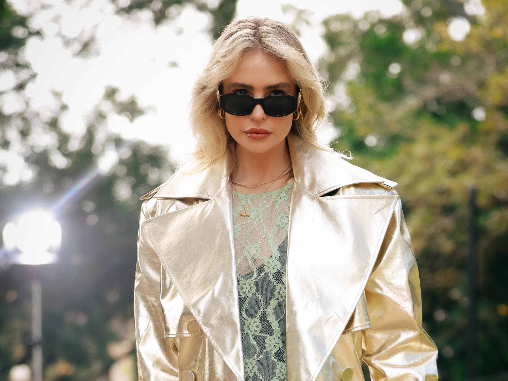 Frau mit goldenem Trenchcoat