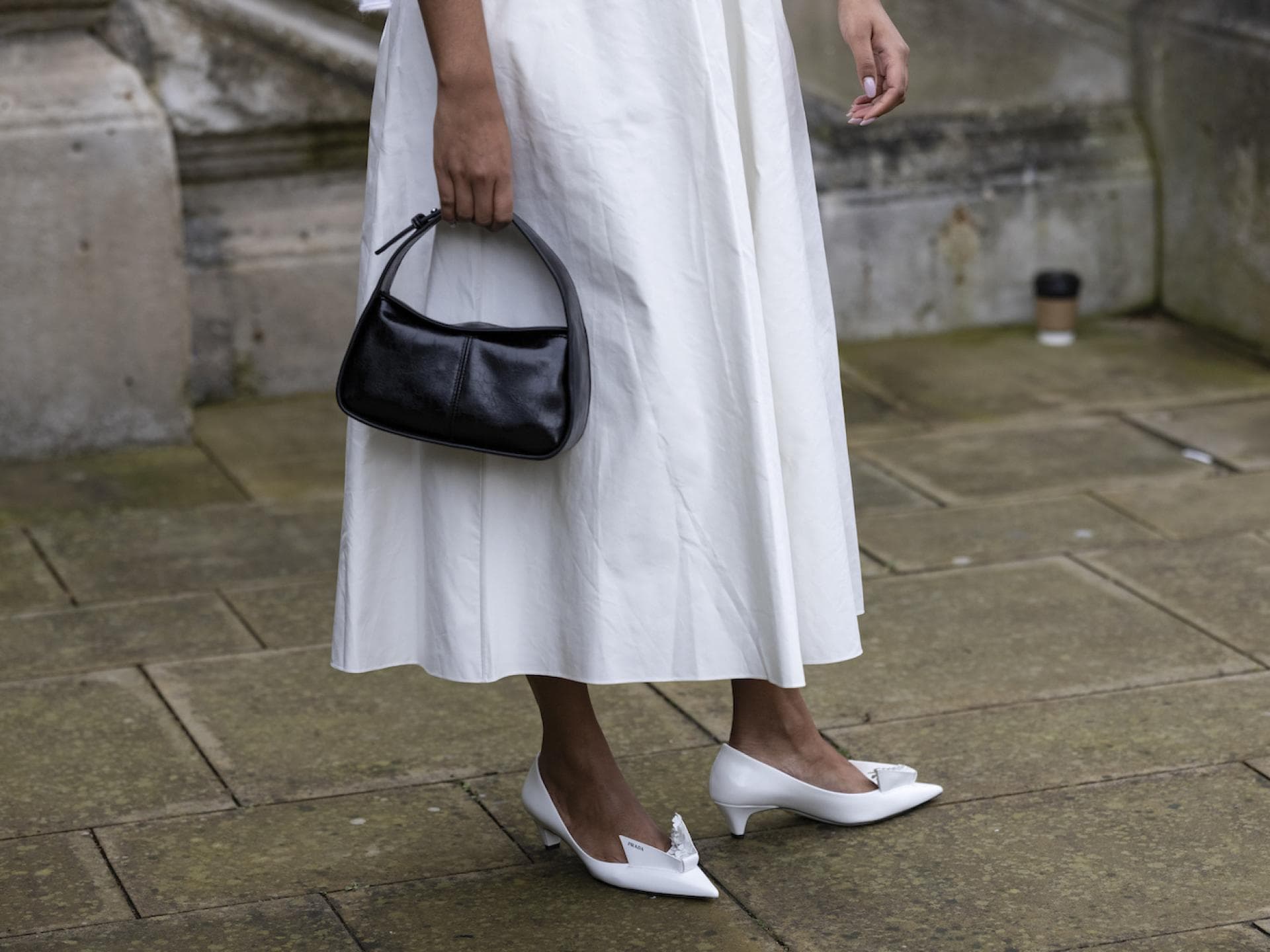 Frau in weißem Kleid