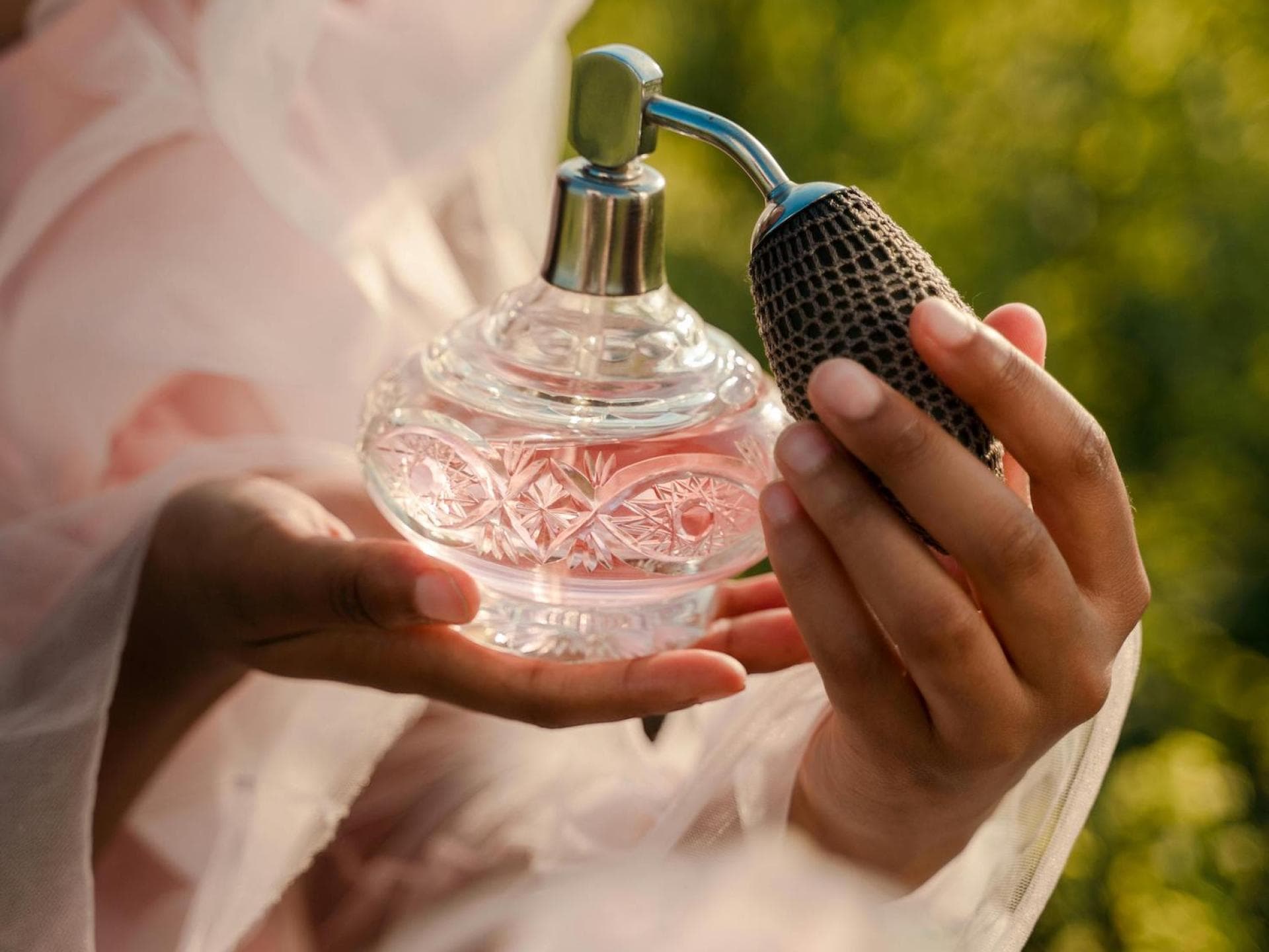Frau mit Parfum in der Hand Frau mit Parfum in der Hand