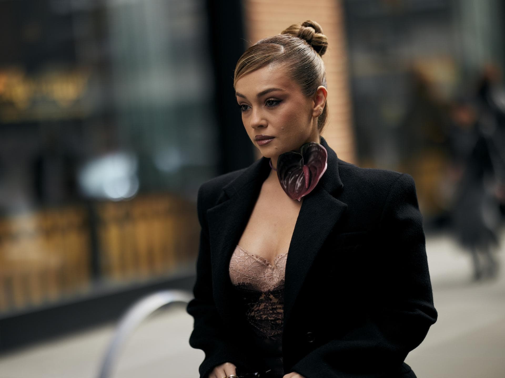 Frau mit Spitzen-BH