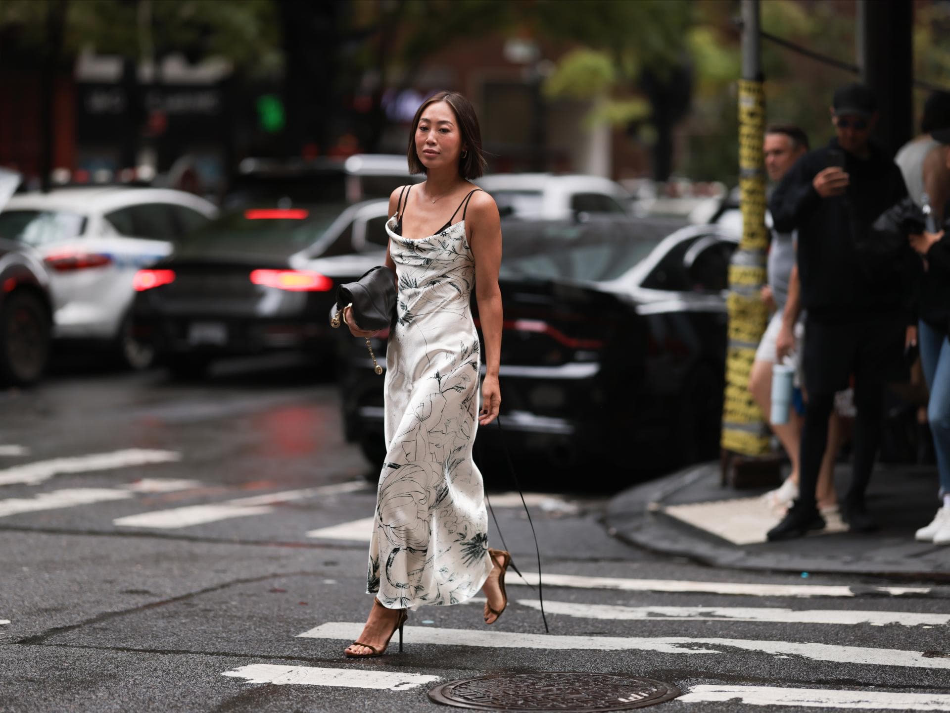Kleider-Trend im Mai: Dieses Dress ist angesagt Frau im Satin-Dress
