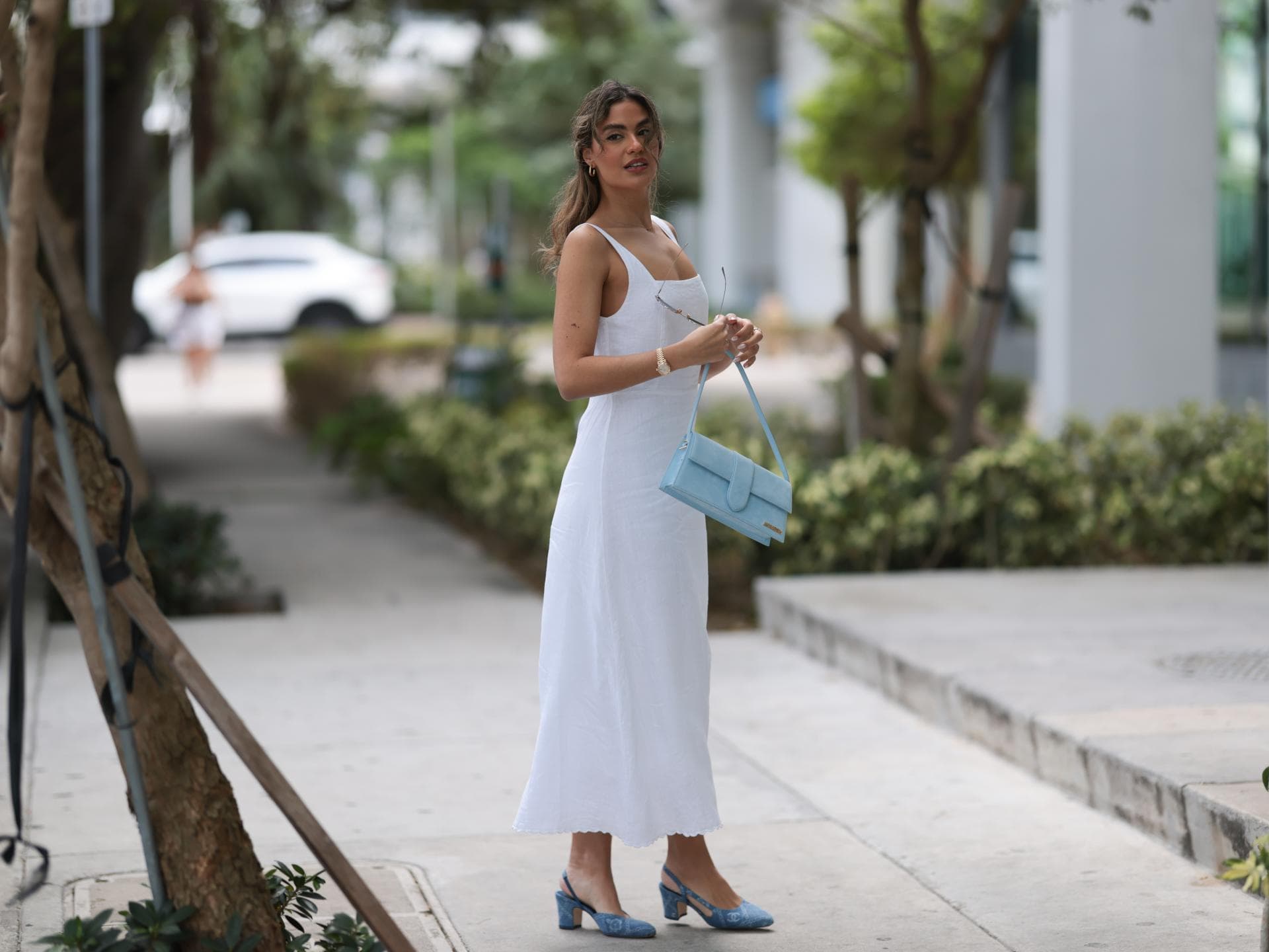 Frau im weißen Sommer-Kleid