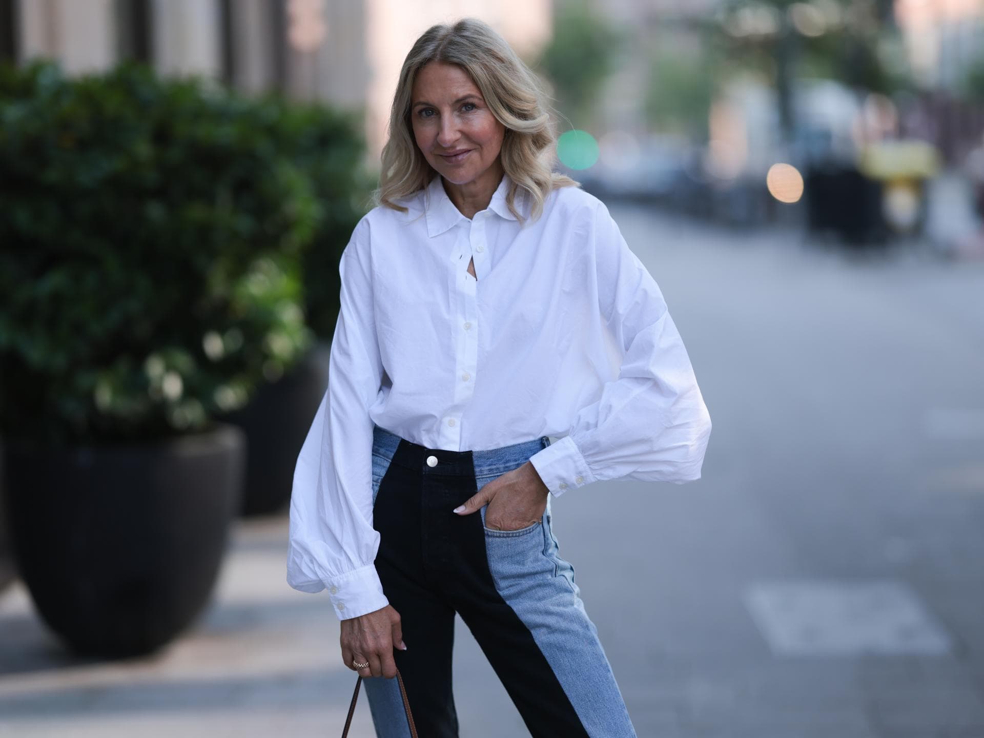 Sue Giers in einem stylischen Look