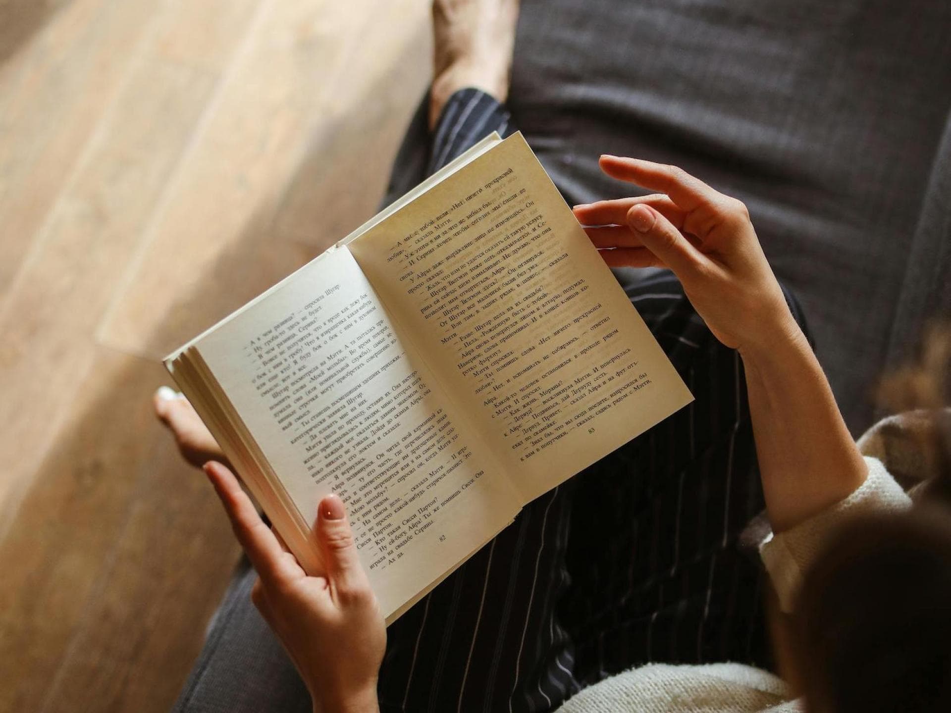 Frau liest ein Buch