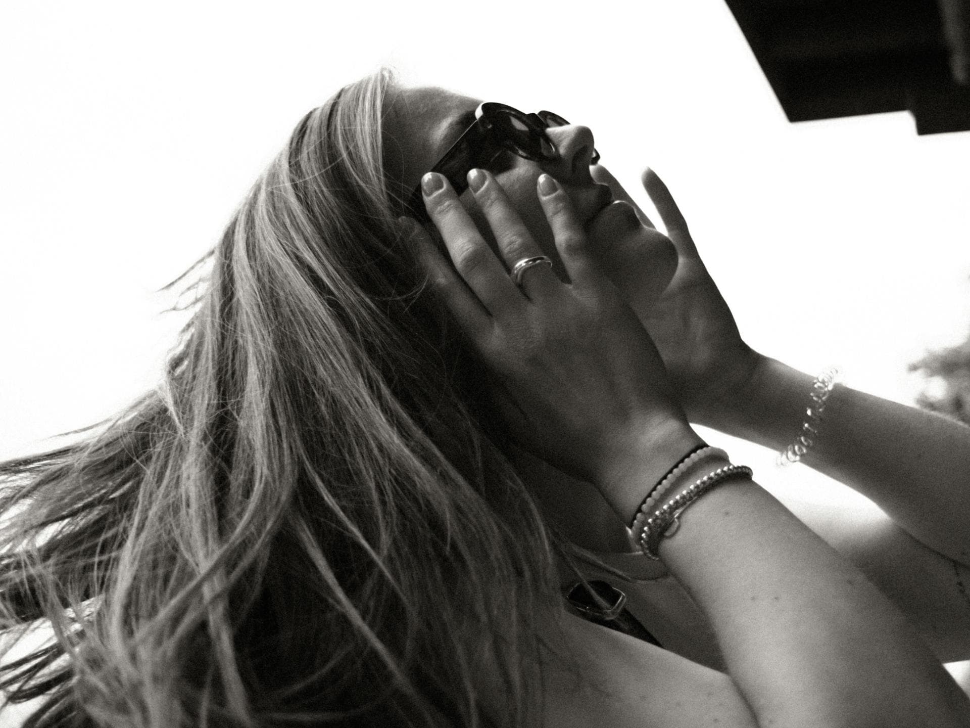 Sternzeichen Sommer Pech Frau mit Sonnenbrille