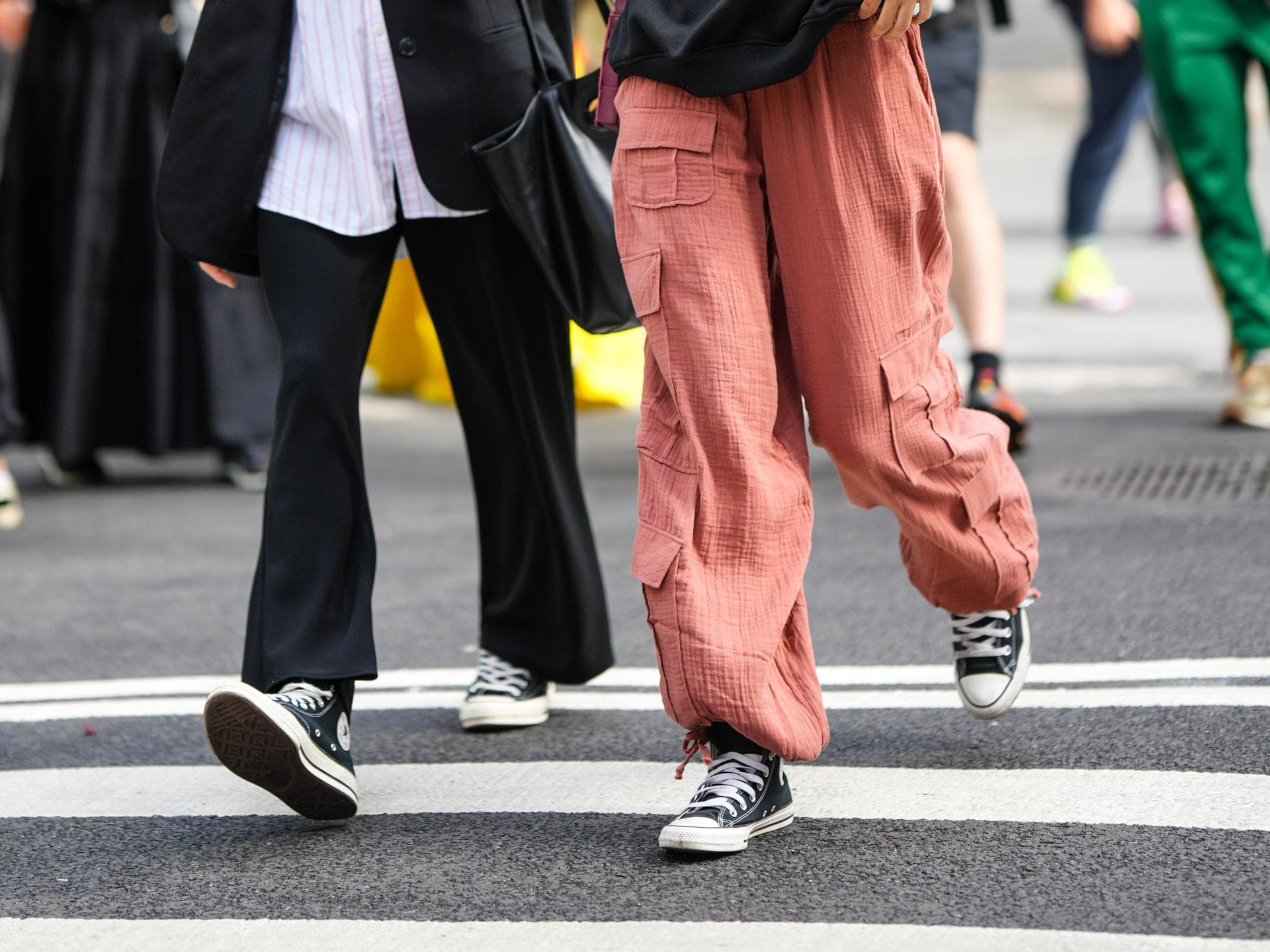Zwei Frauen in Chucks