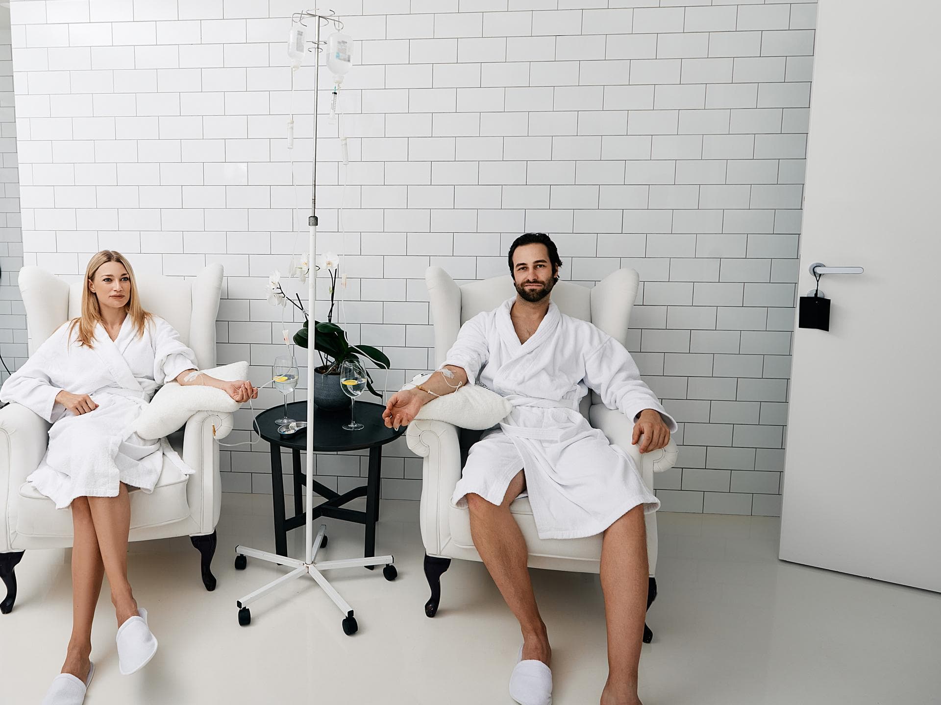 Zwei Personen in Drip Bar