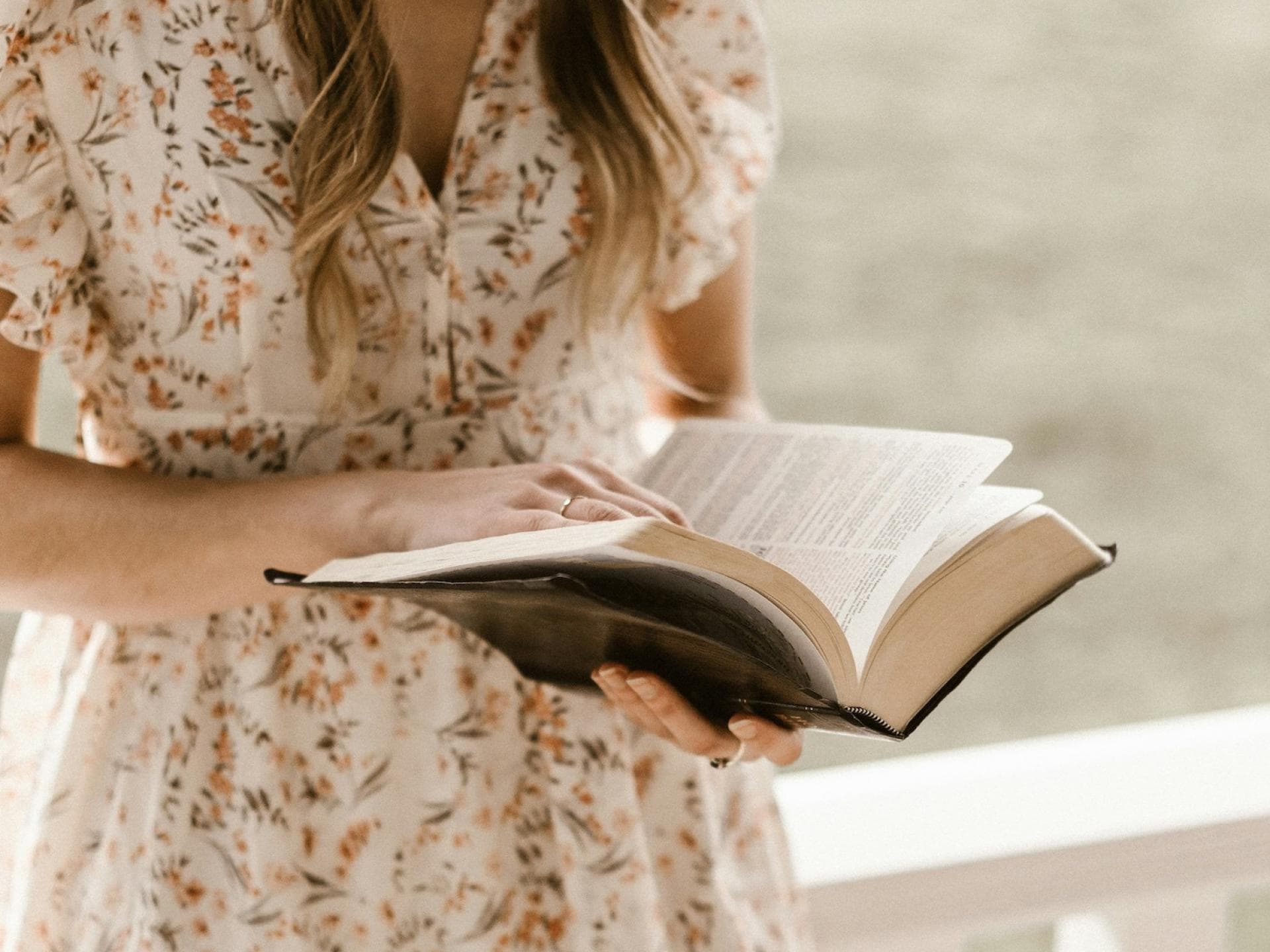 Frau liest Buch auf der Veranda Frau liest Buch auf der Veranda