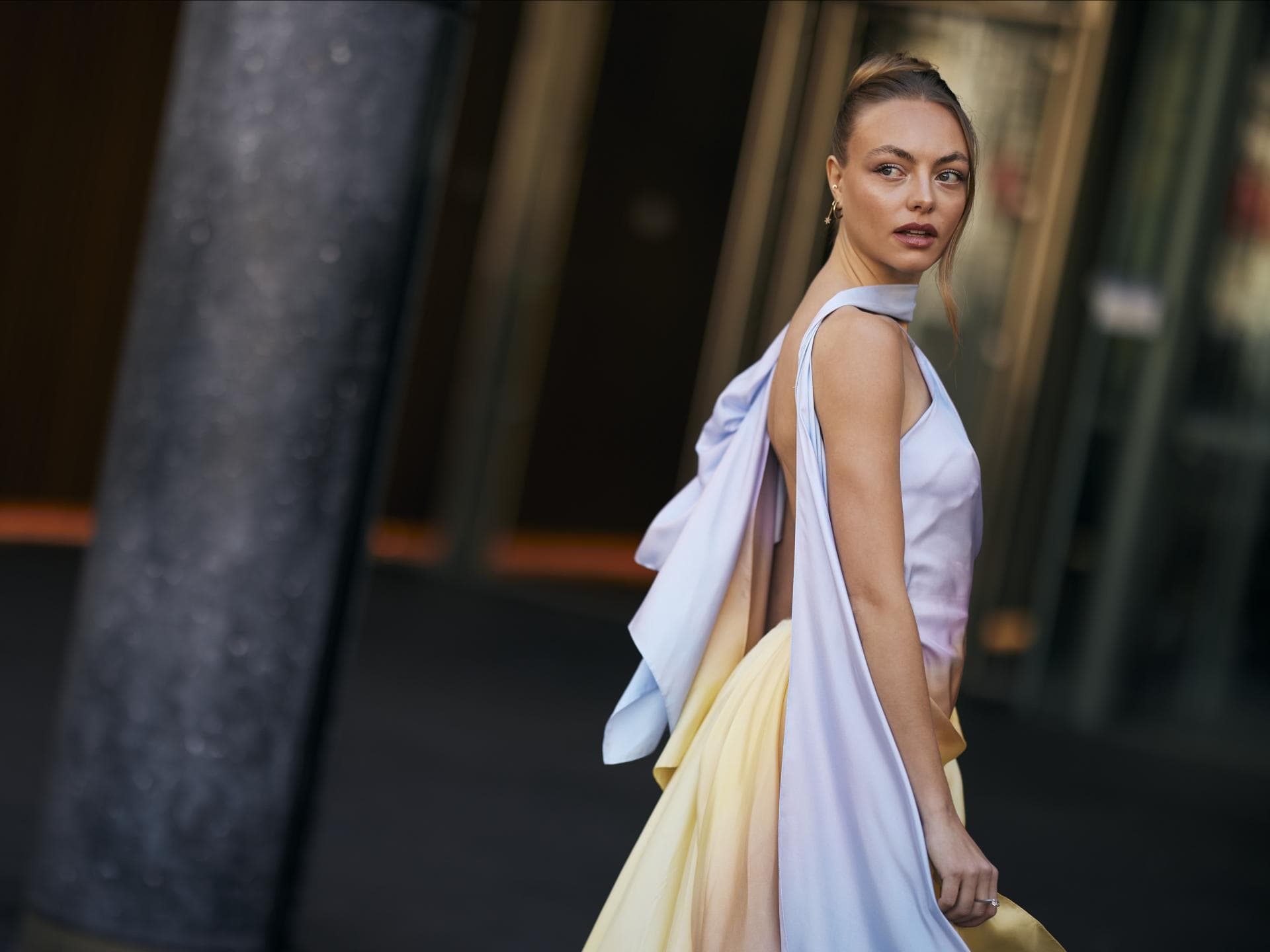 Kleider für Hochzeitsgäste Frau in elegantem Kleid