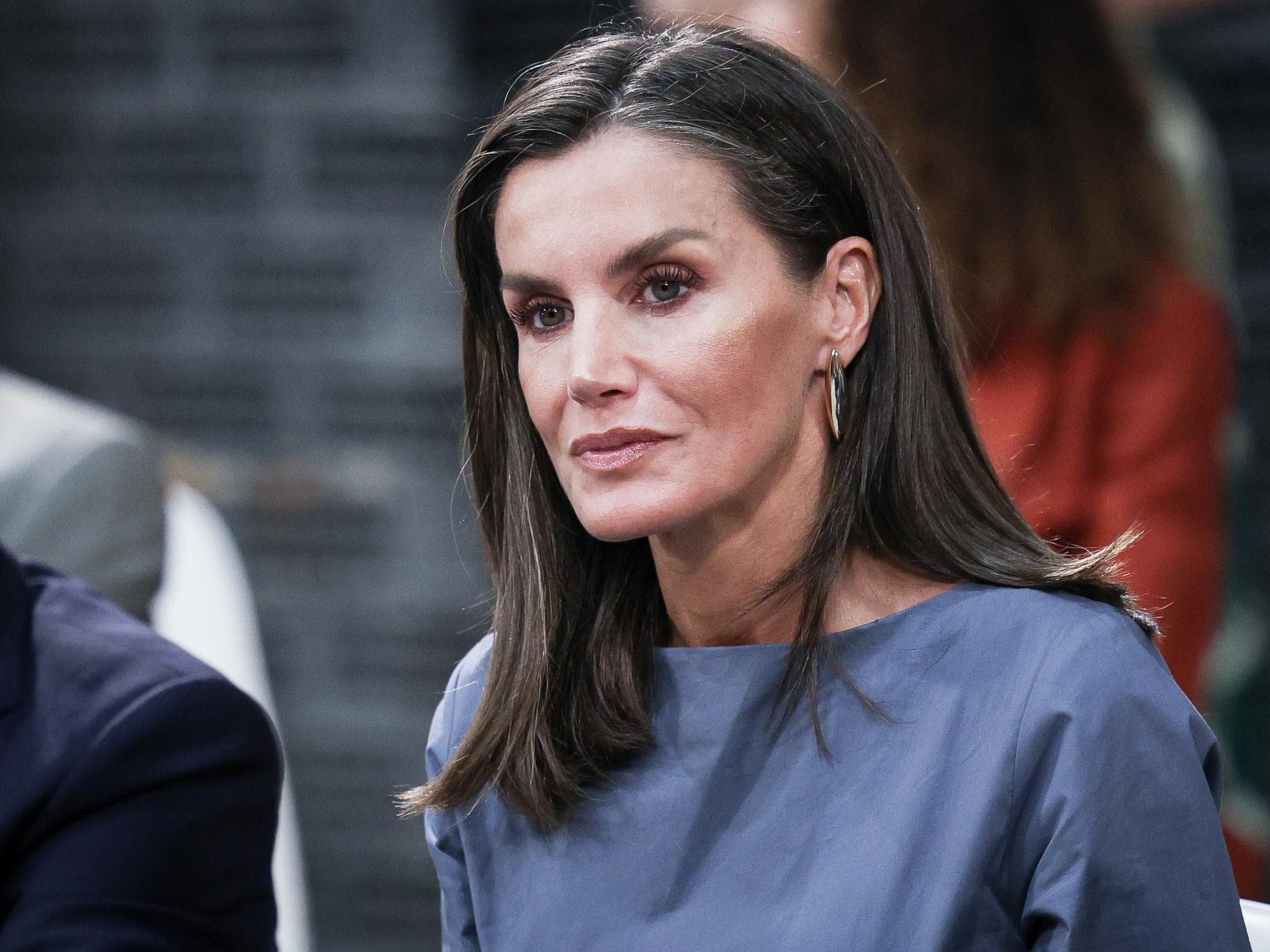 Königin Letizia: Stoppt Slutshaming! Königin Letizia im grauen Kleid