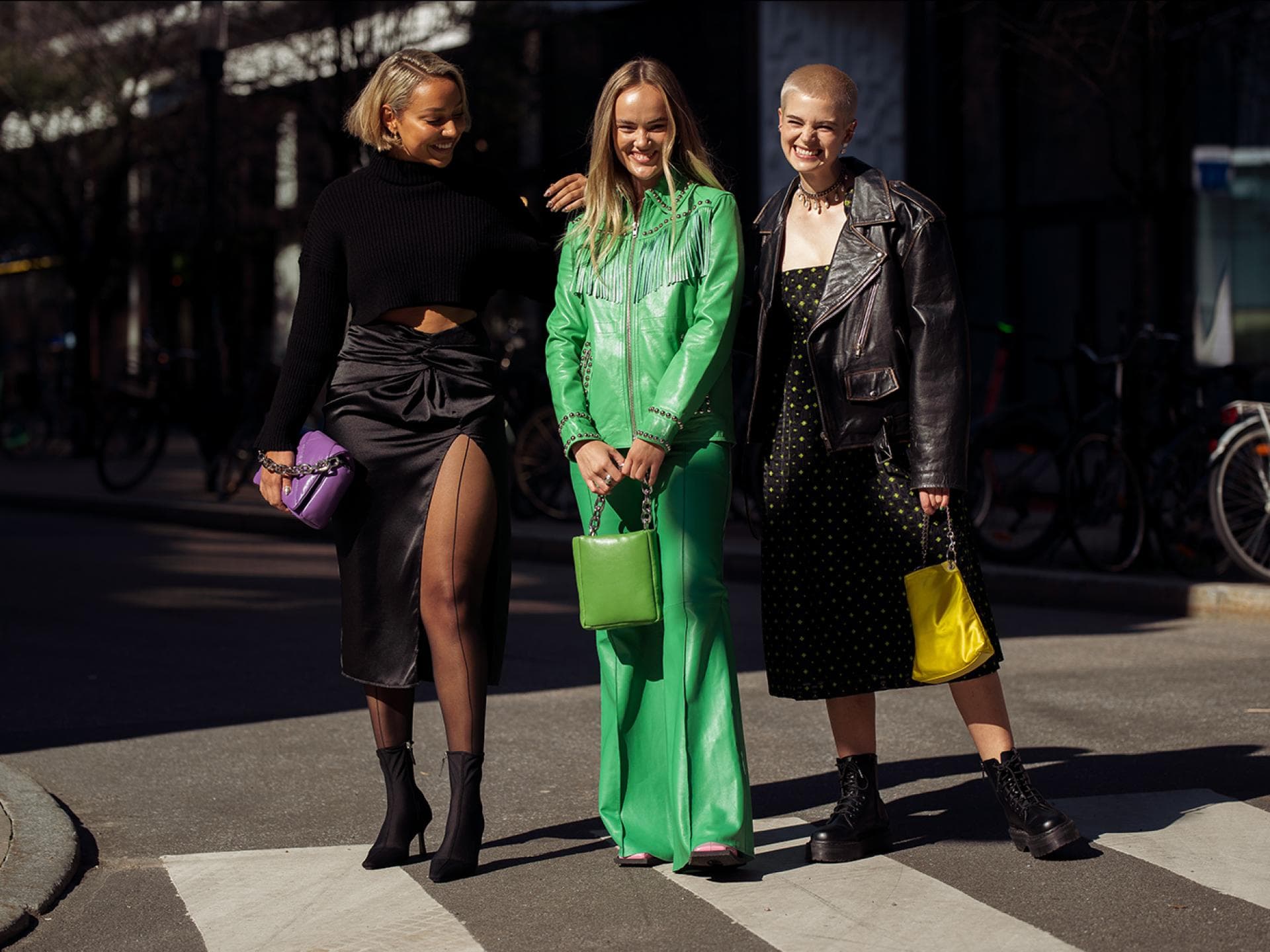 Nach Longchamp: Diese 2000er-Tasche liegt jetzt wieder total im Trend Drei stylische Frauen