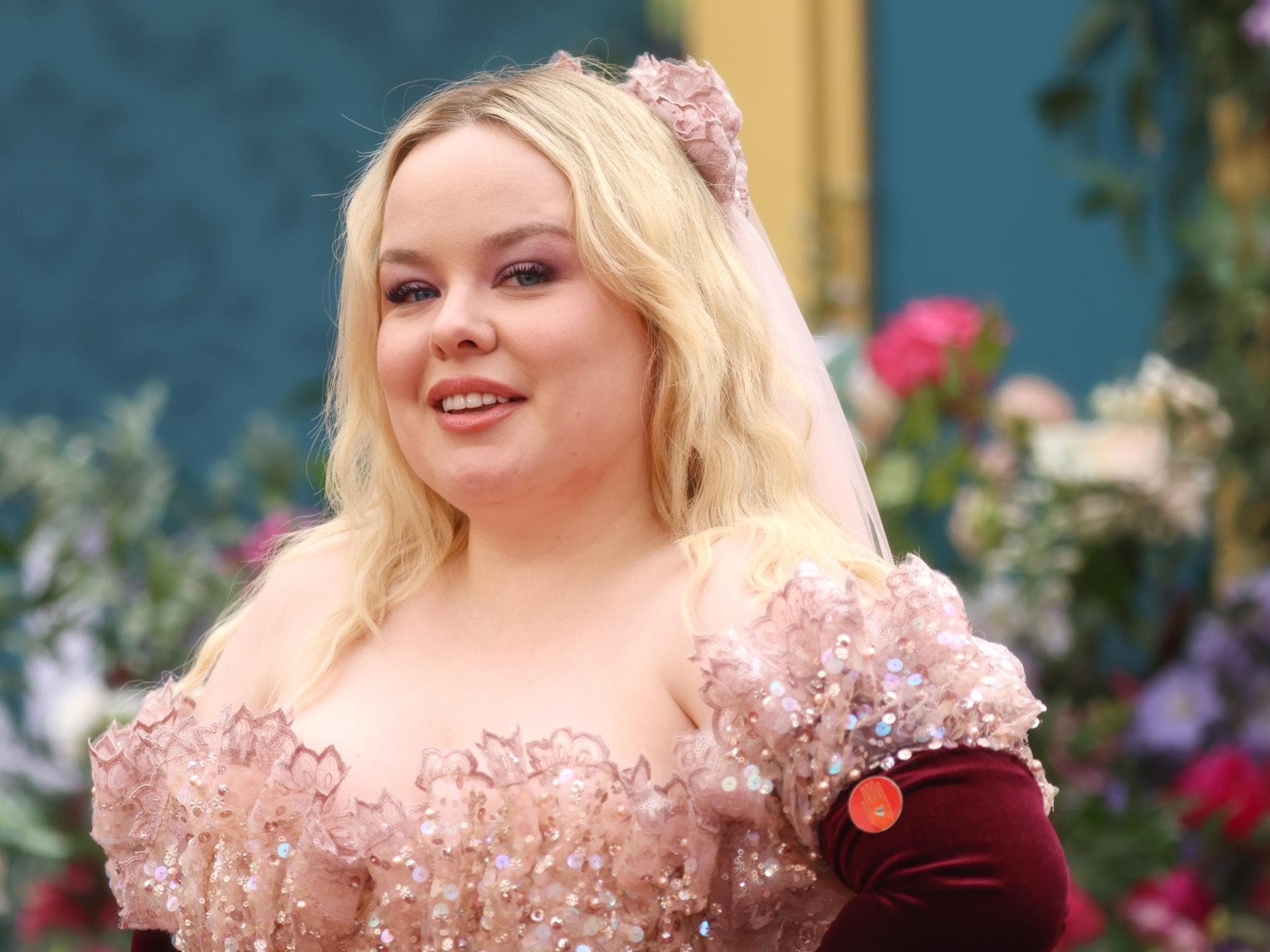 Bridgerton-Star Nicola Coughlan: Ihr Kleid von Skims zaubert eine traumhafte Silhouette Nicola Coughlan auf dem roten Teppich