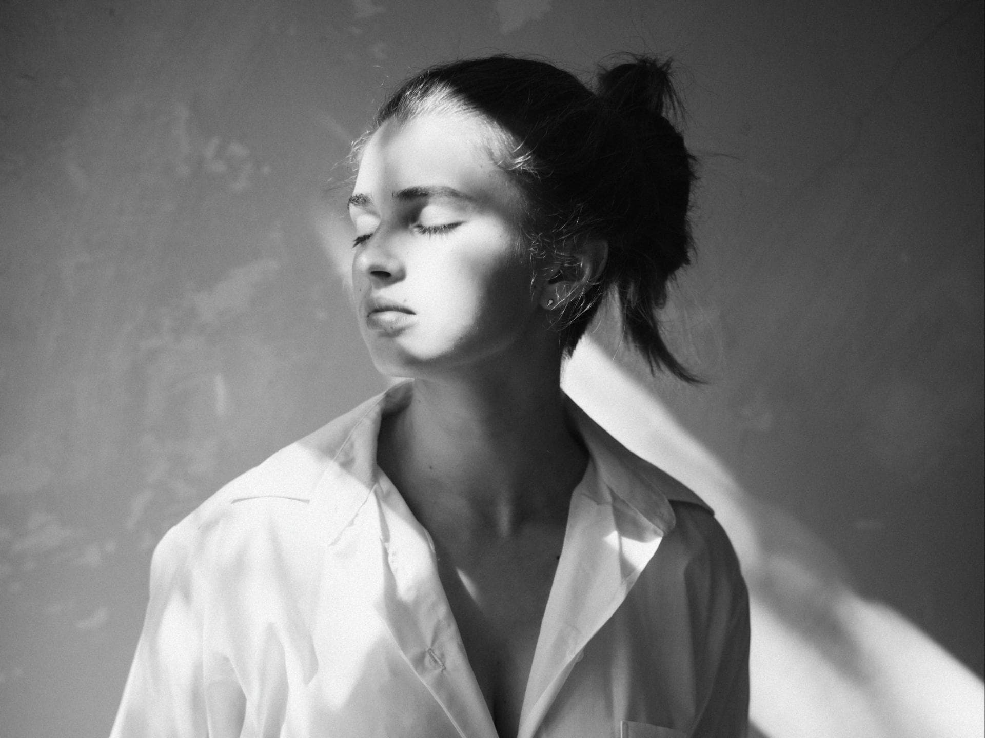 Wochenhoroskop Schwarz-weiß Fotografie einer Frau im Licht