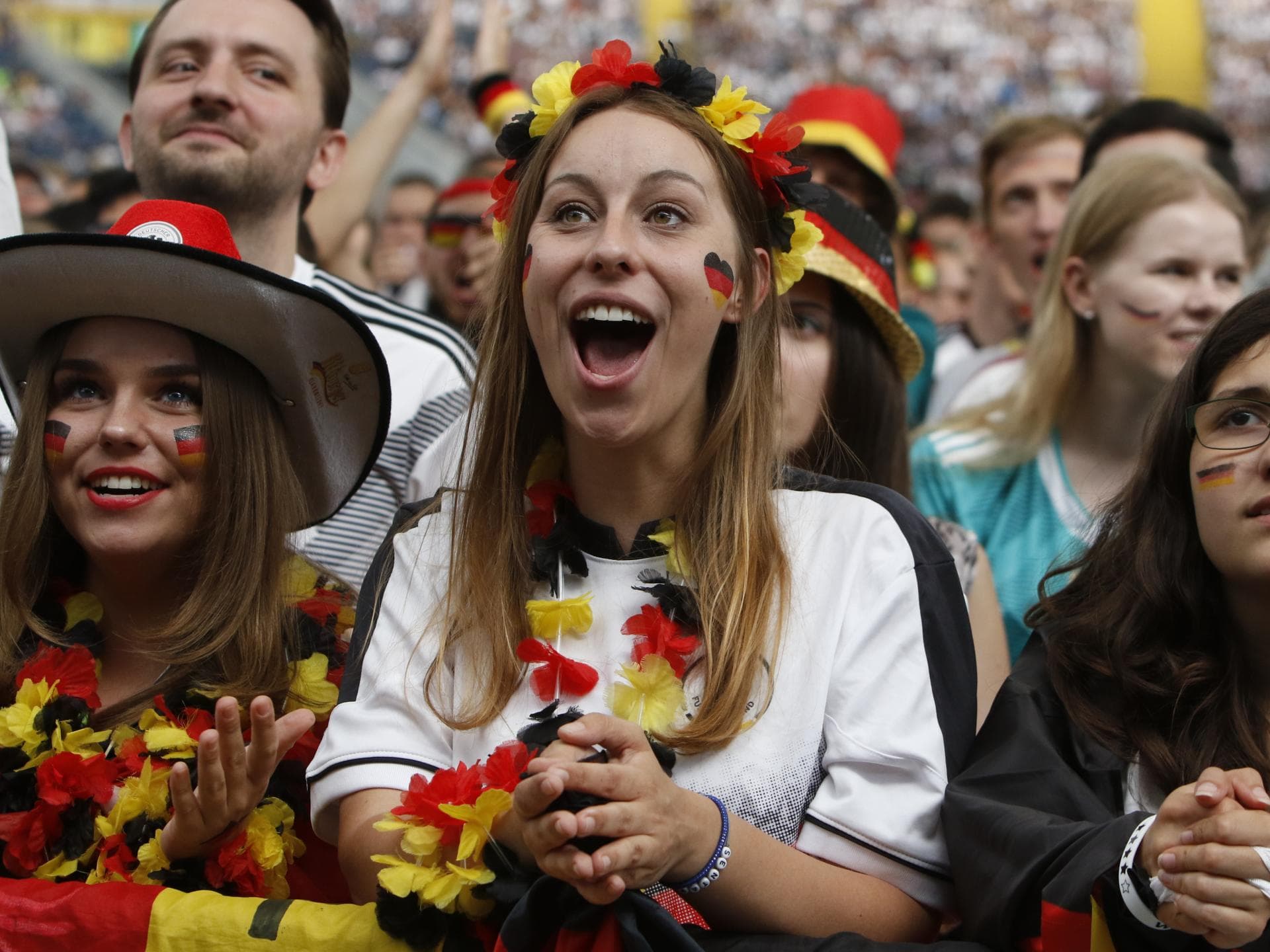 Frau guckt Deutschlandspiel Frau guckt Deutschlandspiel