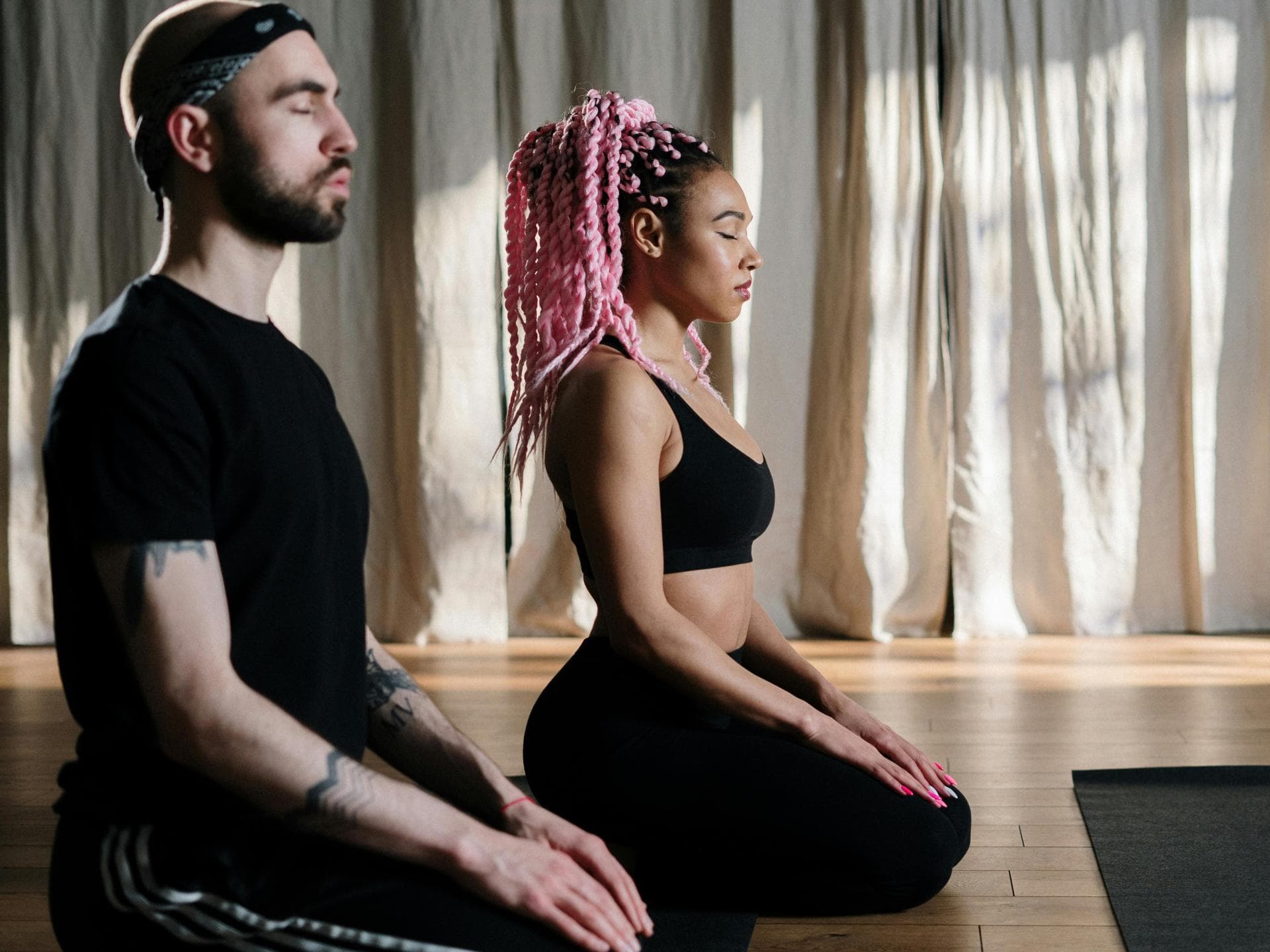 Zwei Personen machen Yoga