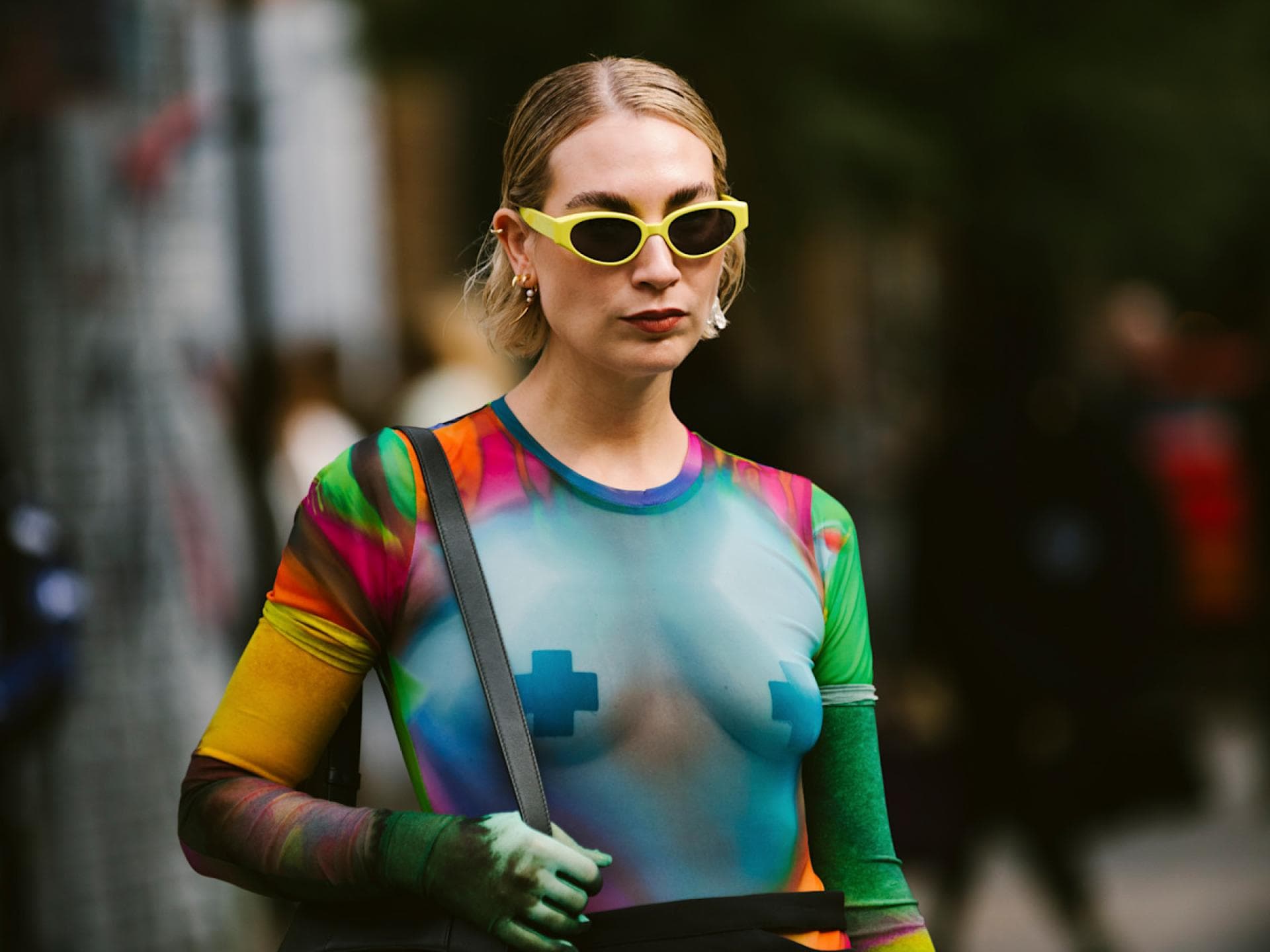 CSD Outfit Ideen: So gelingt dein Look CSD Outfit Ideen: Frau im bunten Oberteil