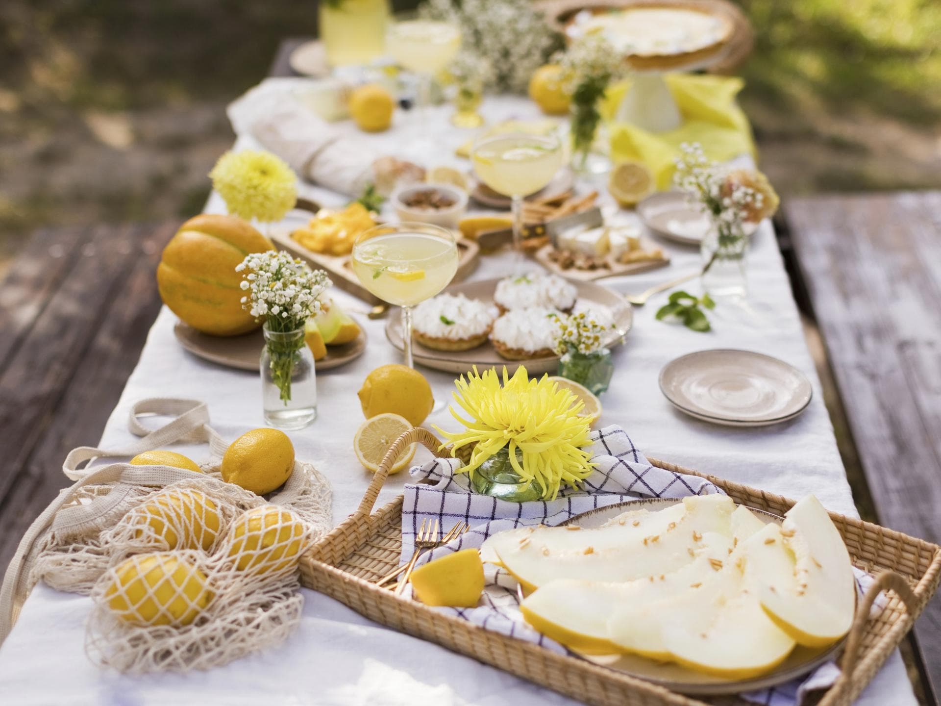 Sommerlicher Tisch mit Zitronen und Limoncello