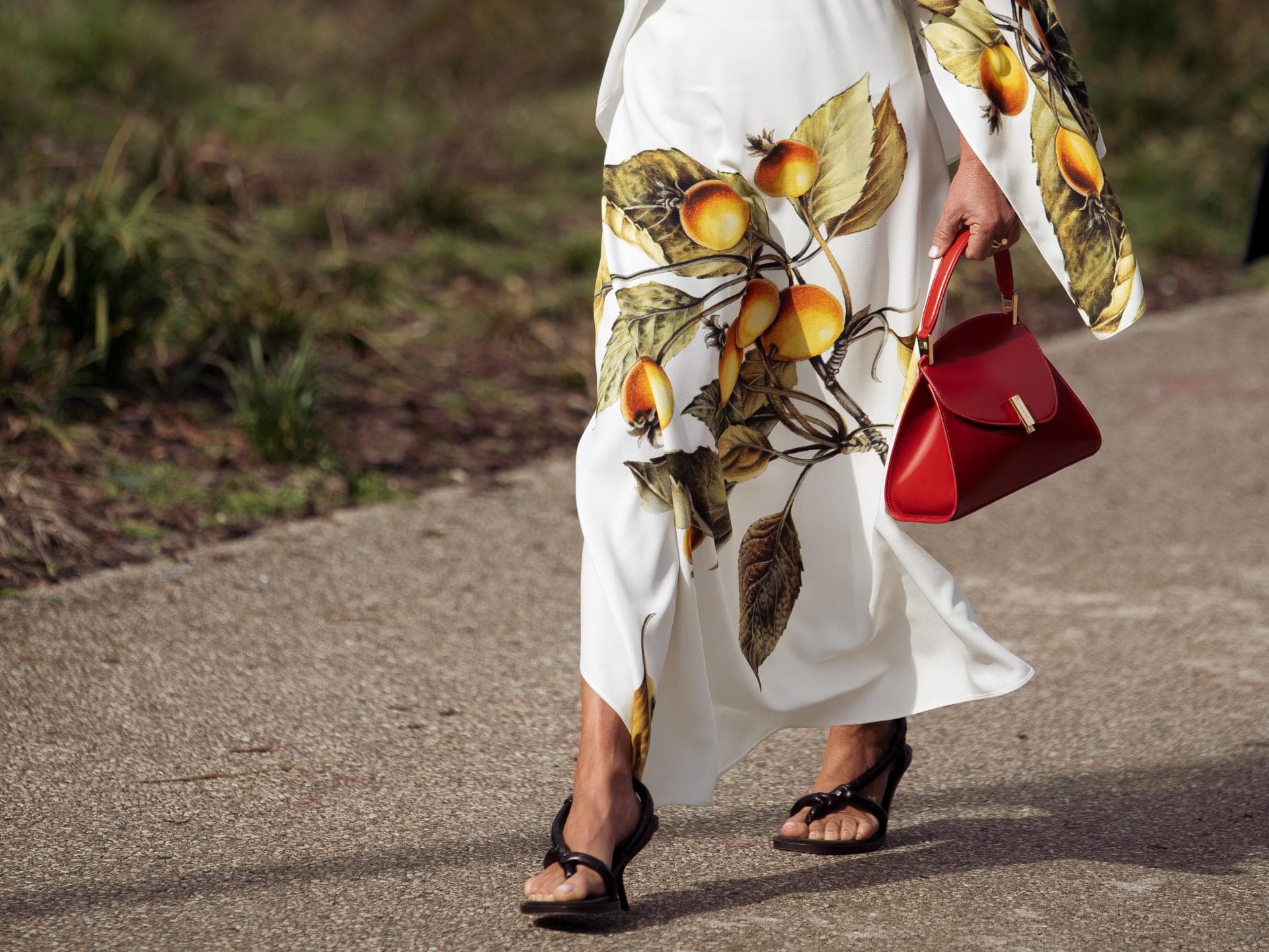 Grece Ghanem trägt Kleid mit Früchte-Print