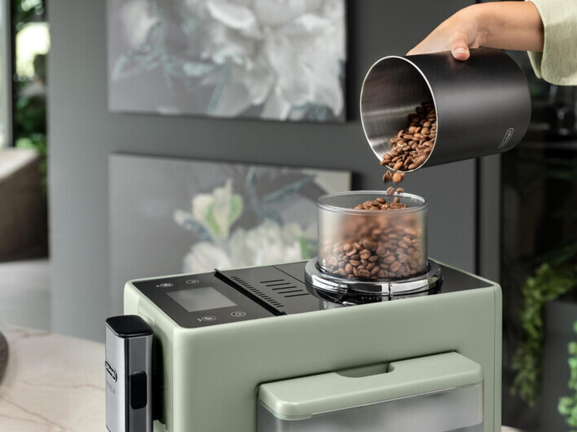 Kaffeemaschine wird mit Kaffeebohnen befüllt