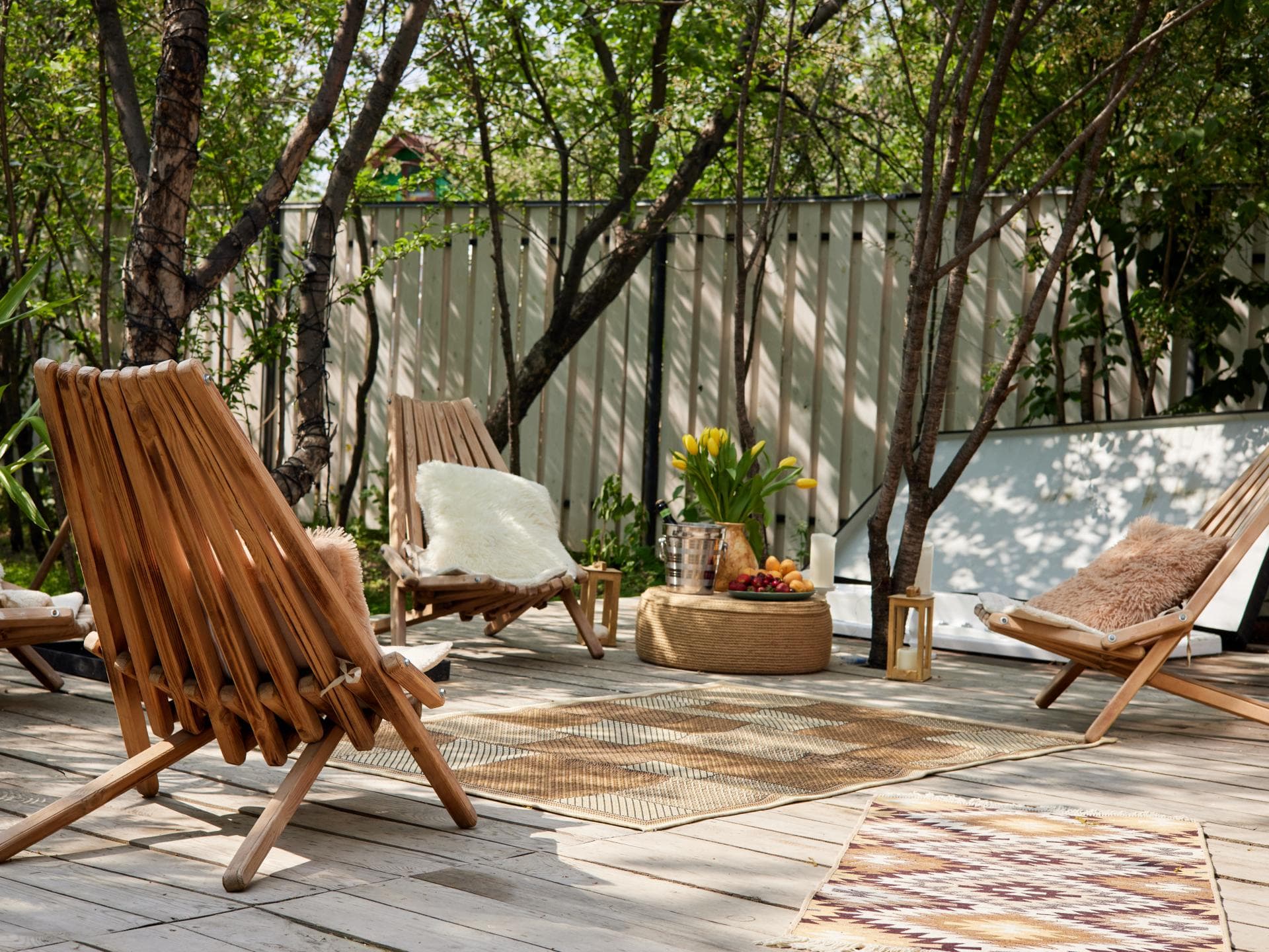 Terrasse dekorieren: Gemütliche Stühle und Teppich 