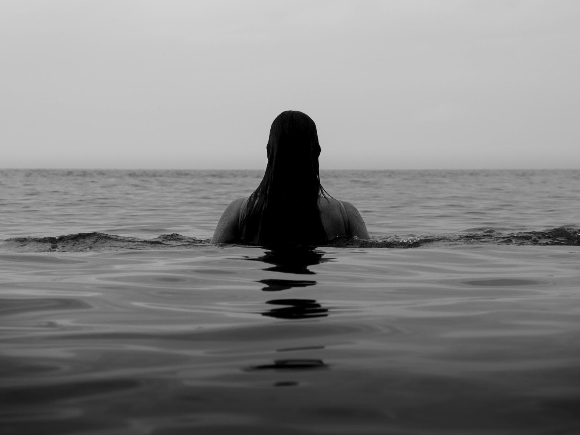 Frau badet im Meer