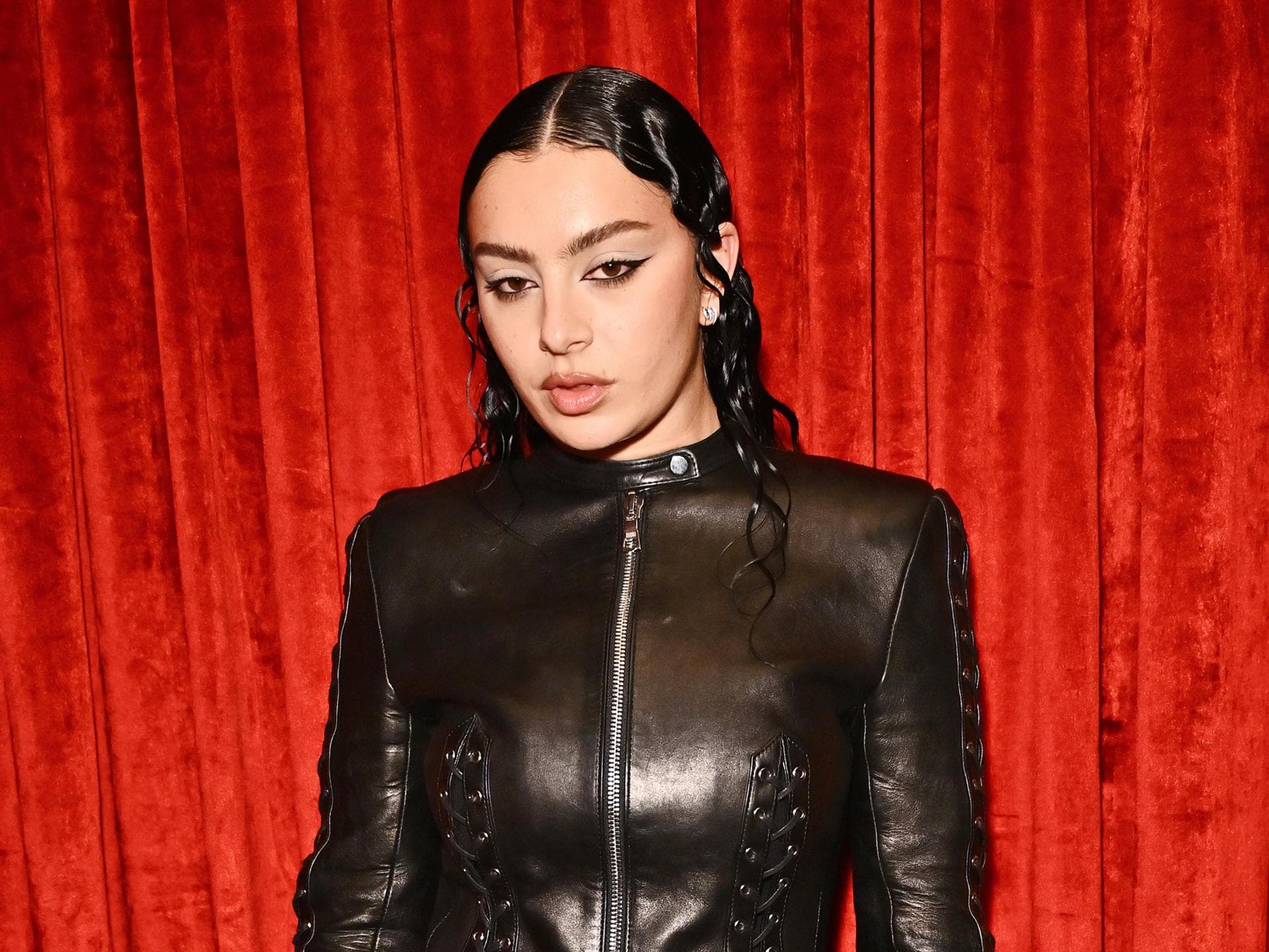 Brat Girl Charli XCX in schwarzem Leder-Look