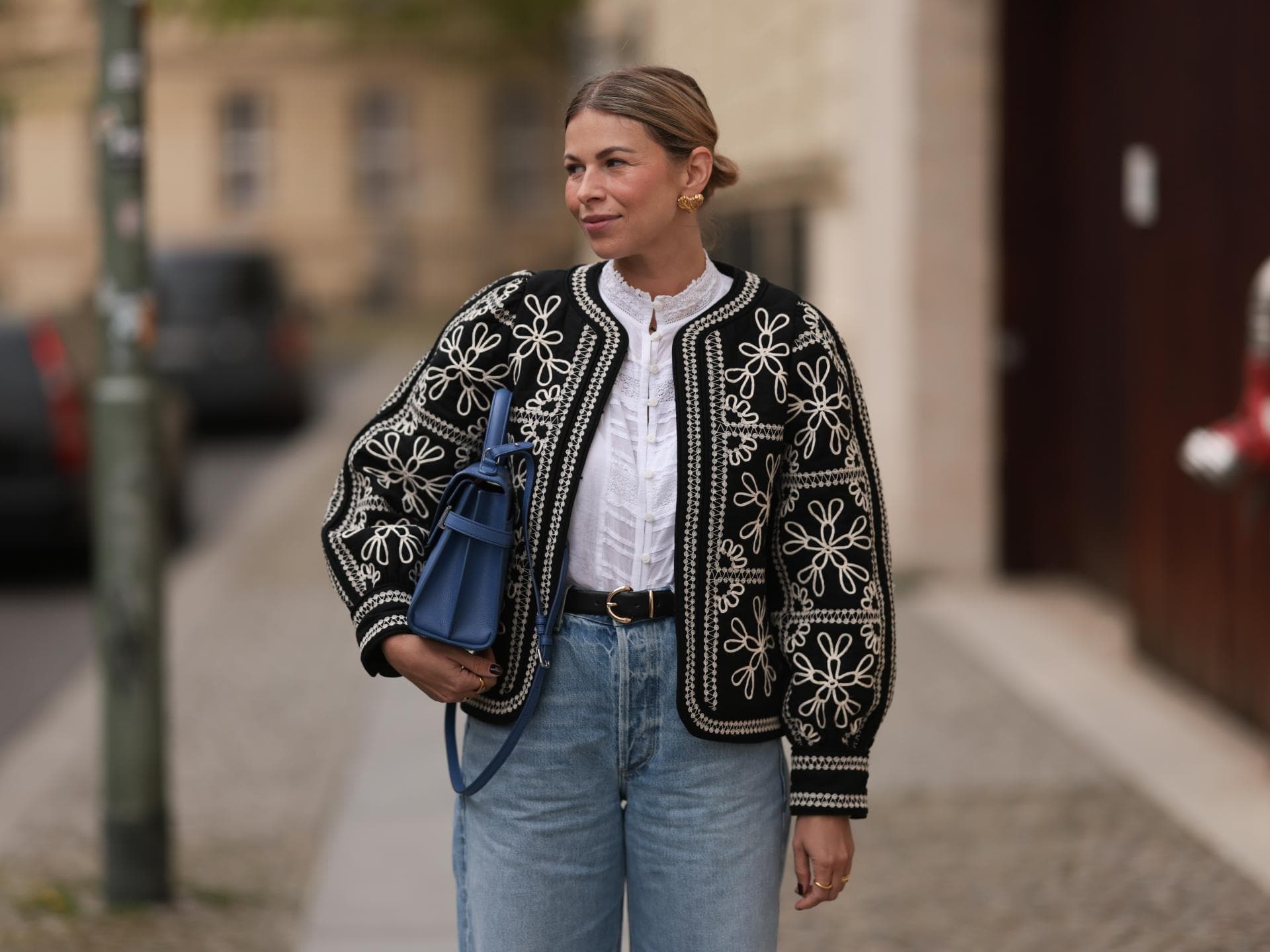 Frau in Trachtenjacke