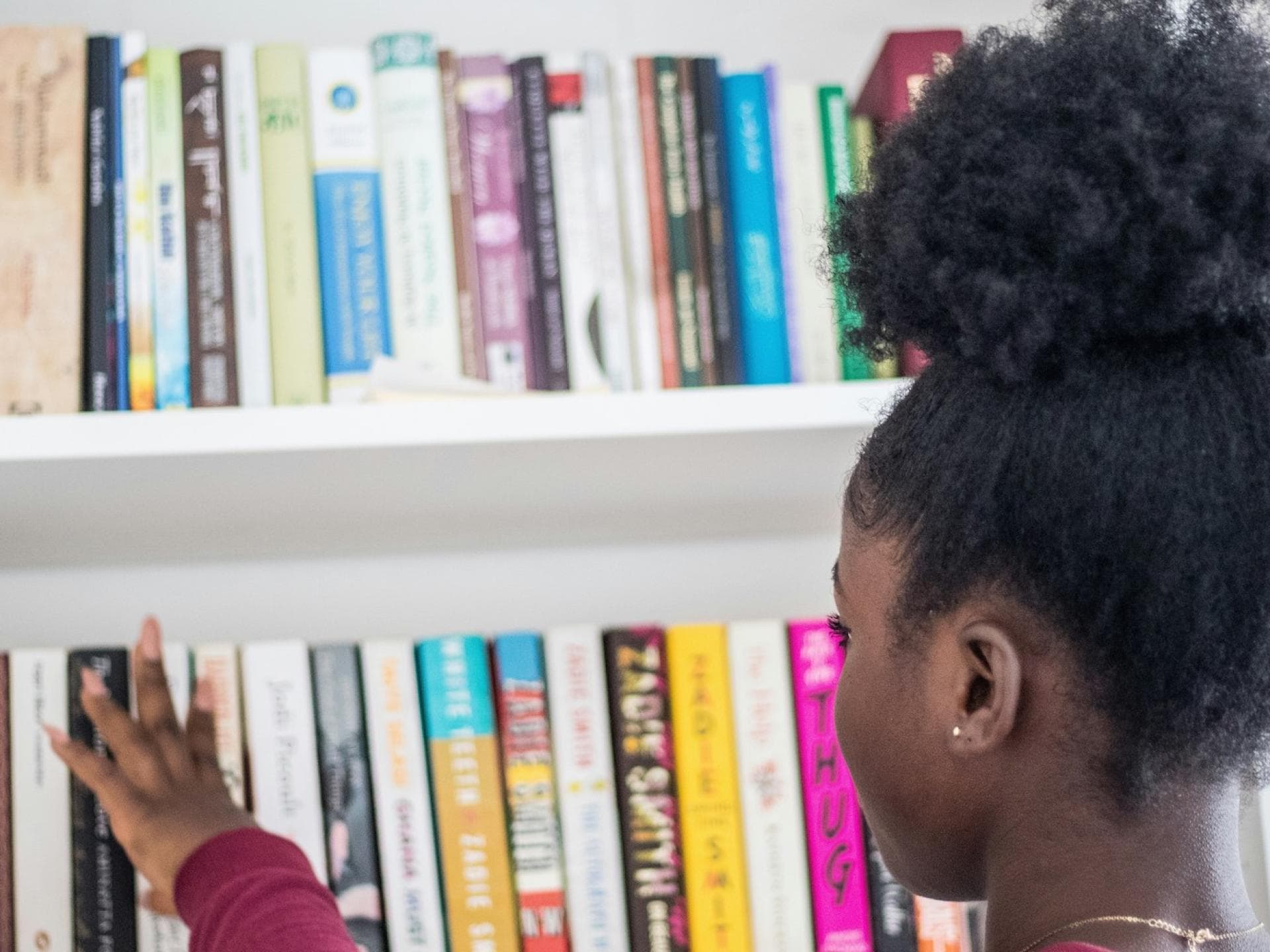 Frau vor Bücherregal Frau vor Bücherregal